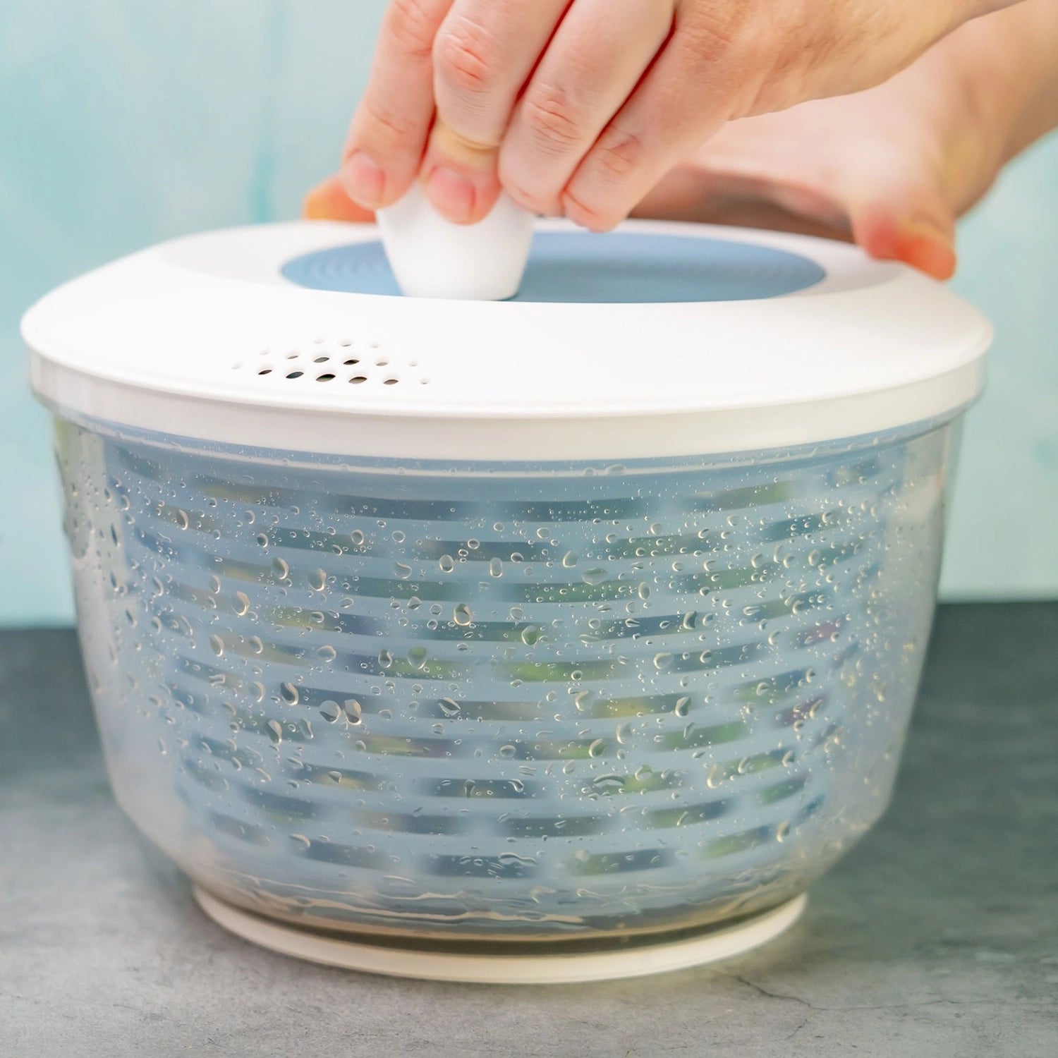 Praktische Spinderella Salatschleuder in Blau mit rutschfester Basis, ideal für müheloses Trocknen von Salat und Gemüse, 4.4l Fassungsvermögen.