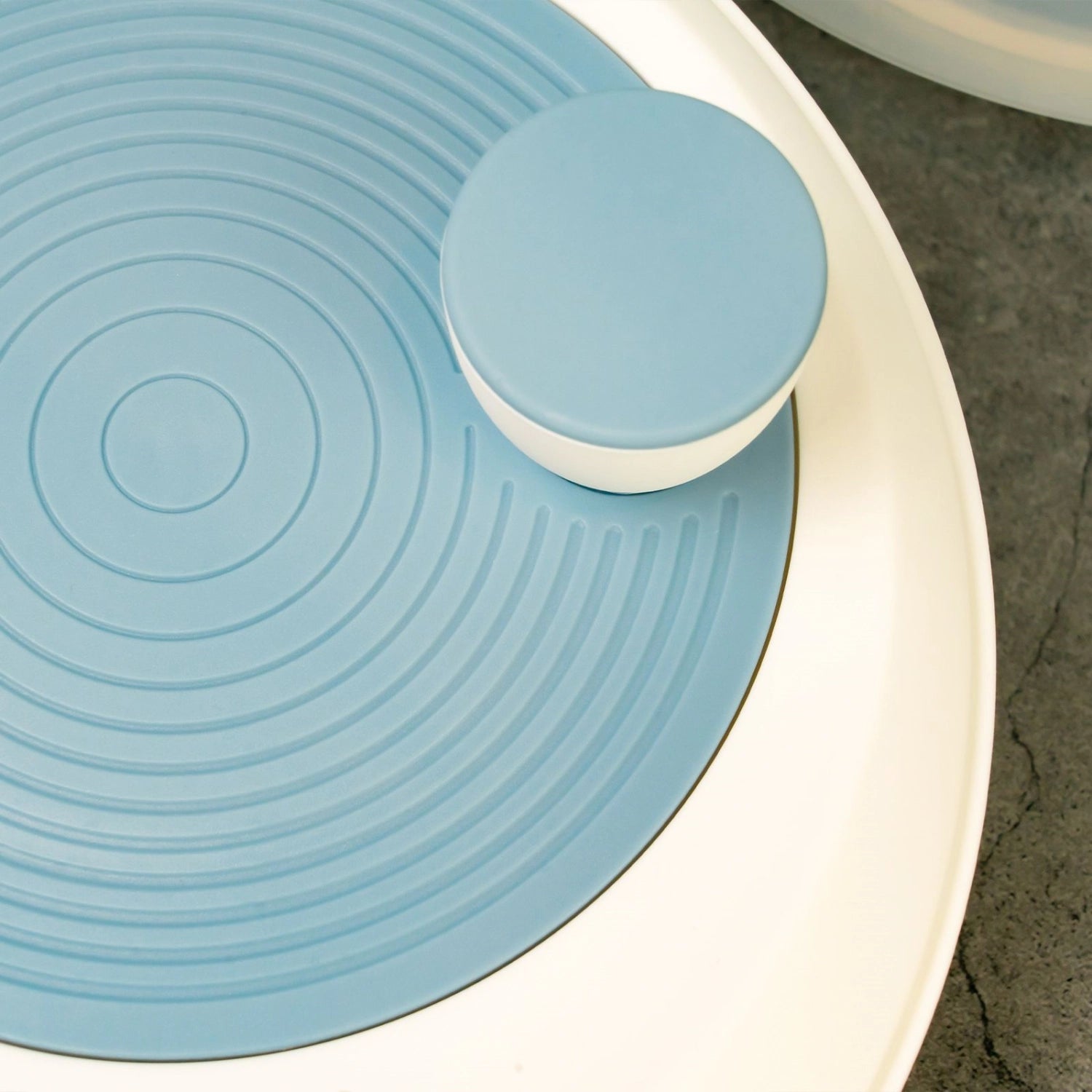 Praktische Spinderella Salatschleuder in stilvollem Blau, mit rutschfester Basis und 4.4l Kapazität für müheloses Trocknen von Salaten.