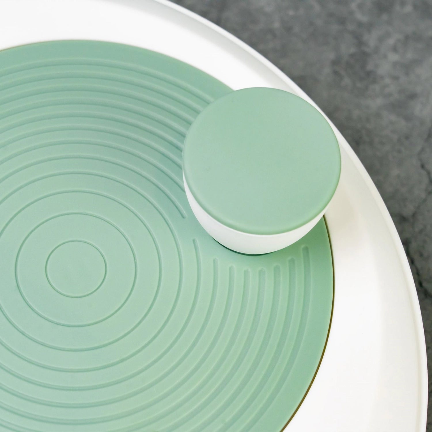 Moderne Spinderella Salatschleuder in mintgrün, 4.4l, mit rutschfester Unterlage – perfekt für die schnelle Zubereitung von knackigen Salaten.