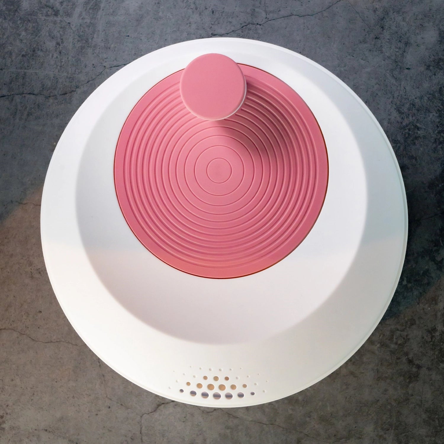 Moderne Salatschleuder in stilvollem Rosa, 4,4 l Volumen, mit rutschfester Unterlage für einfaches und sicheres Trocknen von Salat.