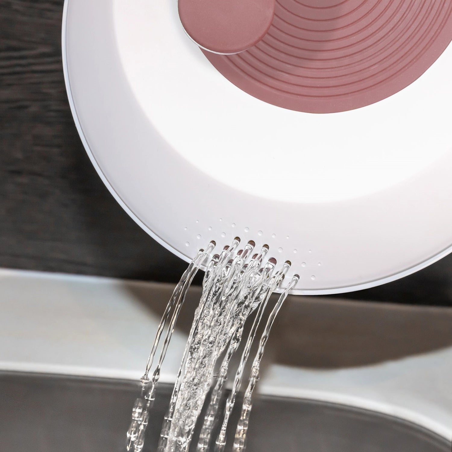 Praktische Salatschleuder in elegantem Rosa, 4,4 l Fassungsvermögen, rutschfeste Basis für müheloses und sicheres Trocknen von frischem Salat.