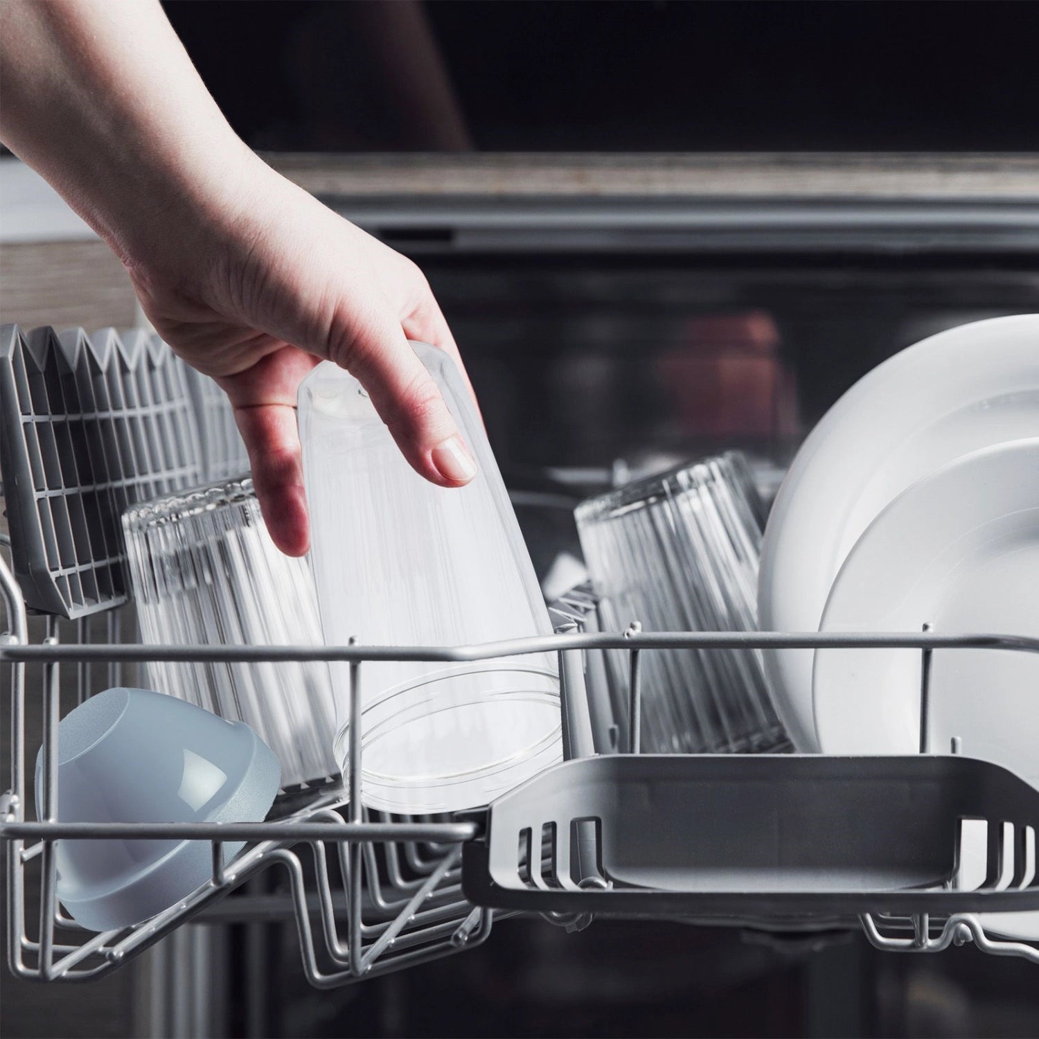 Maxi Schüttelbecher 0.5l blau in Blau präsentiert im Onlineshop von KAQTU Design AG. Küchenhelfer ist von Westmark