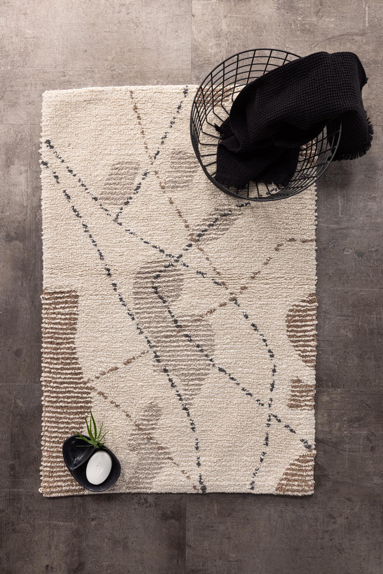 Stilvolle Badezimmermatte Paul von Venture Home: Hochwertige Baumwolle, rutschfest, pflegeleicht, 60x90 cm, modernes Grau-Braun-Muster für eleganten Komfort.