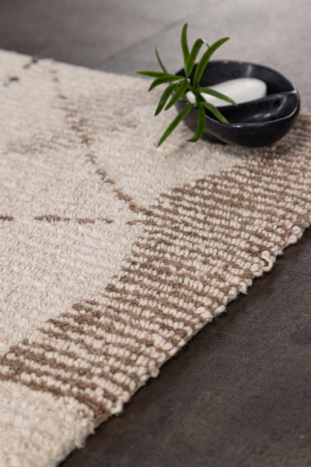 Paul Teppich in Elfenbein präsentiert im Onlineshop von KAQTU Design AG. Teppich ist von Venture Home