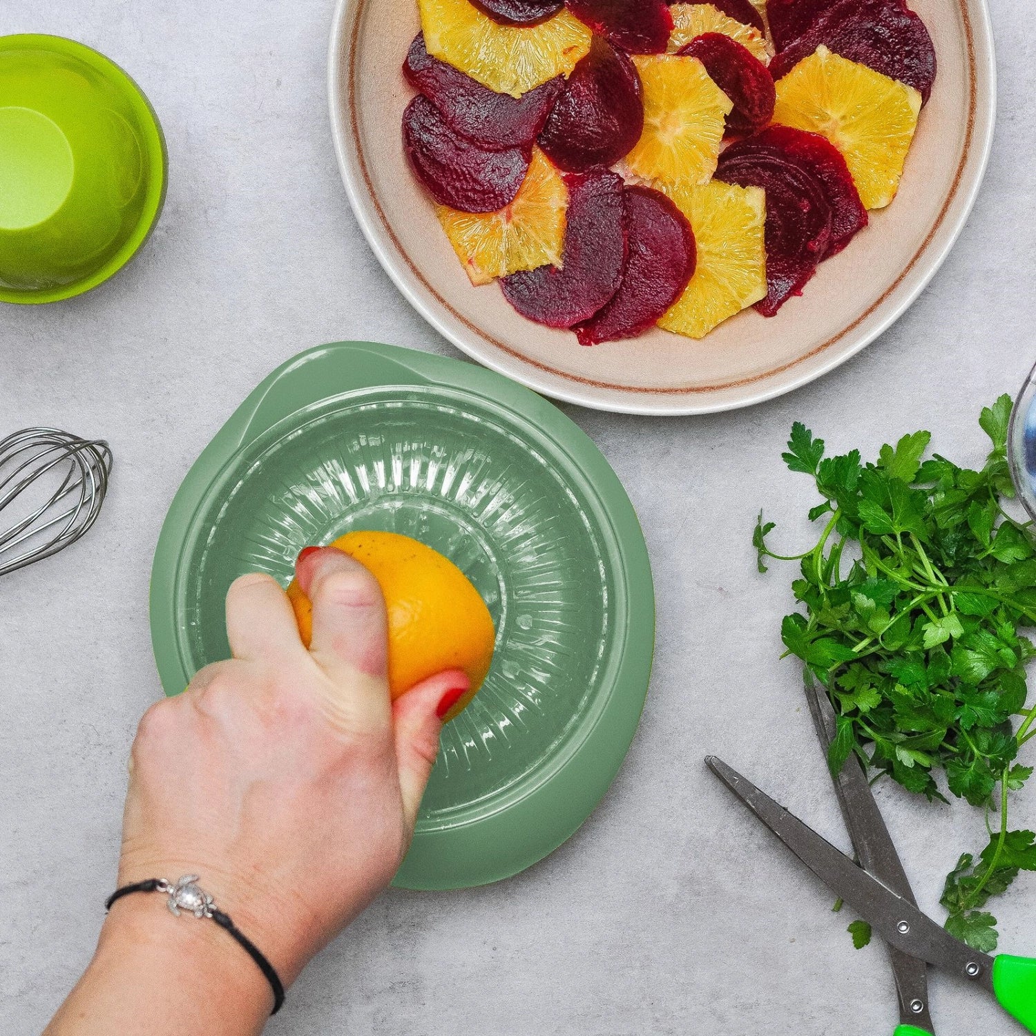 Moderne Limetta Zitrus- und Orangenpresse in mintgrün, perfekt für die Zubereitung von frisch gepressten Säften. 0.5l Kapazität von Westmark.