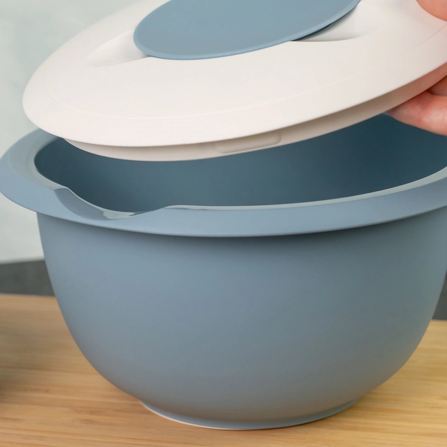 Funktionale Rührschüssel in elegantem Blau mit 2,5 l Volumen und praktischem Spritzschutz, perfekt für alle Koch- und Backprojekte.