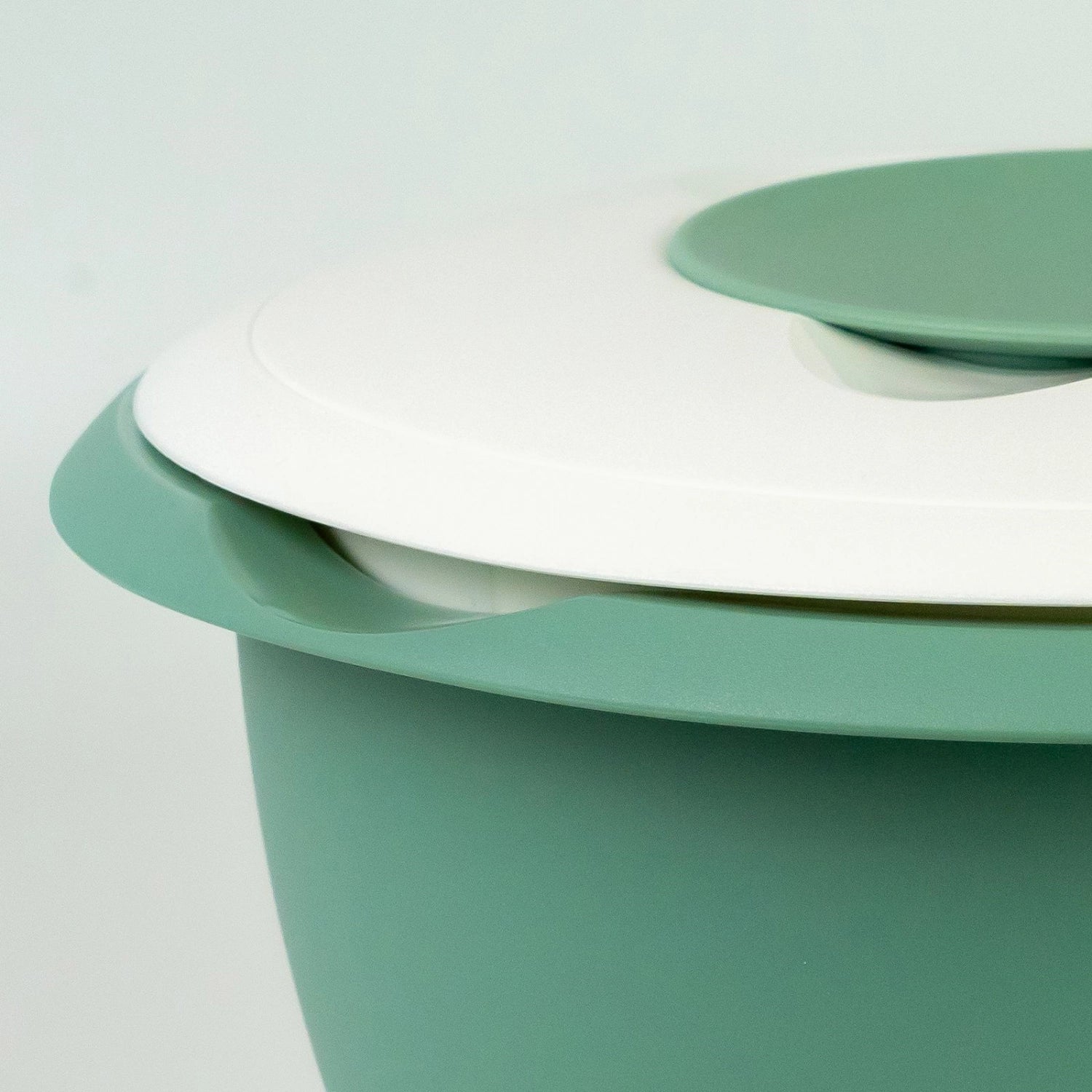 Stilvolle Rührschüssel in sanftem Mintgrün mit integriertem Spritzschutz von Westmark, 2.5l, ideal für müheloses und sauberes Zubereiten.