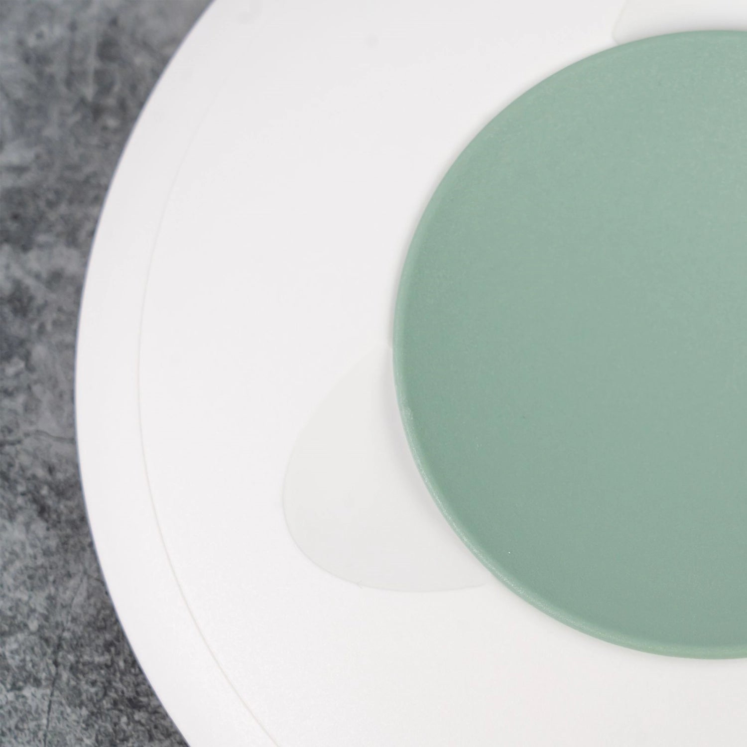 Praktische Rührschüssel in elegantem Mint mit 2,5 l Fassungsvermögen und cleverem Spritzschutz von Westmark, perfekt für sauberes Kochen.