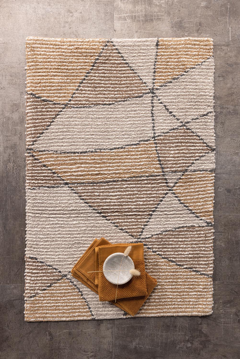 Loui Teppich in Elfenbein präsentiert im Onlineshop von KAQTU Design AG. Teppich ist von Venture Home