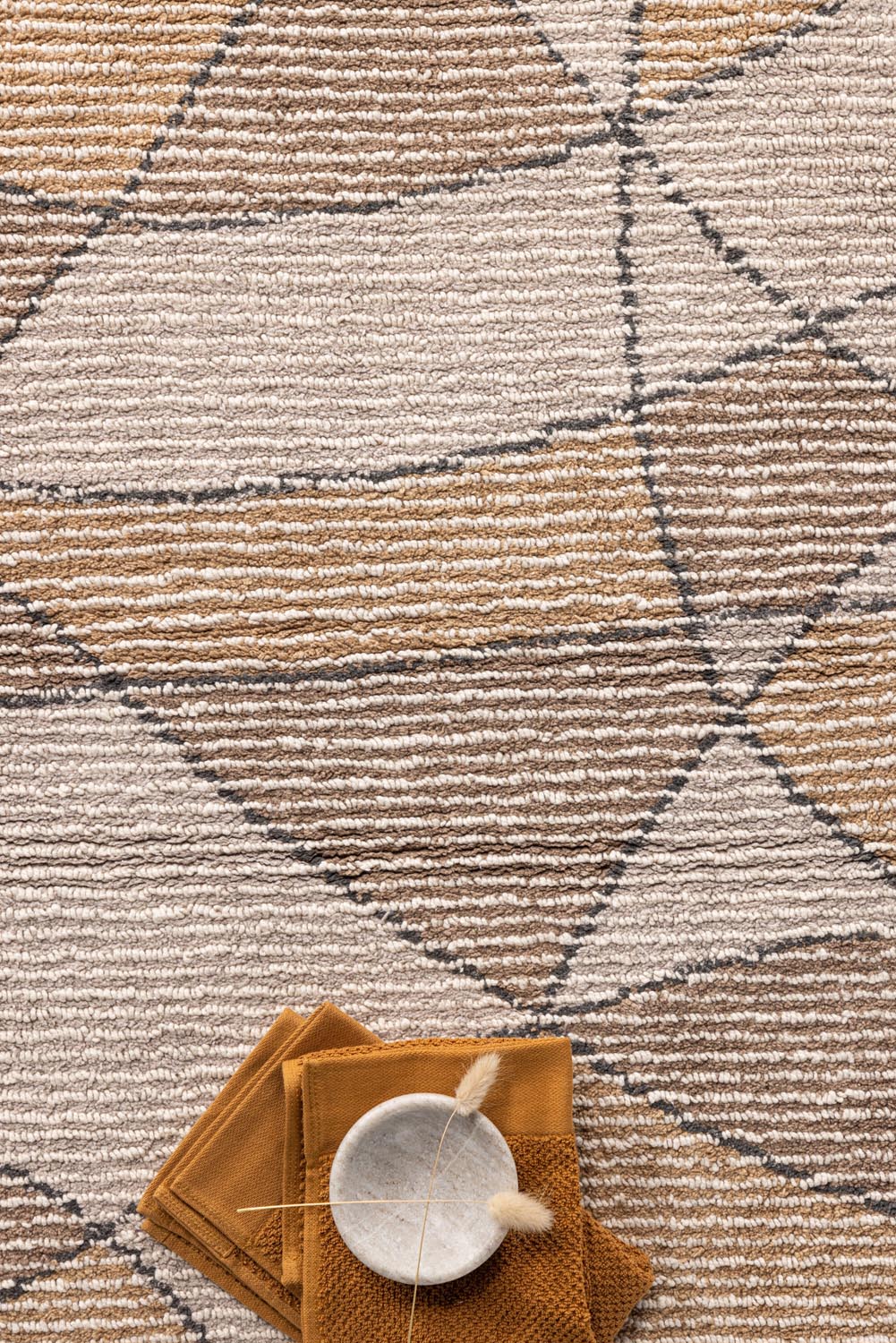 Loui Teppich in Elfenbein präsentiert im Onlineshop von KAQTU Design AG. Teppich ist von Venture Home
