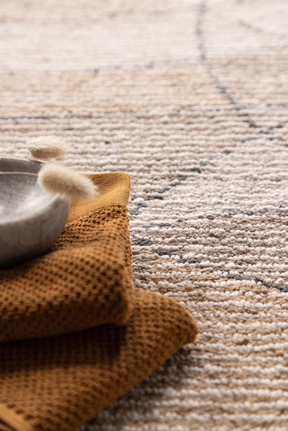 Loui Teppich in Elfenbein präsentiert im Onlineshop von KAQTU Design AG. Teppich ist von Venture Home