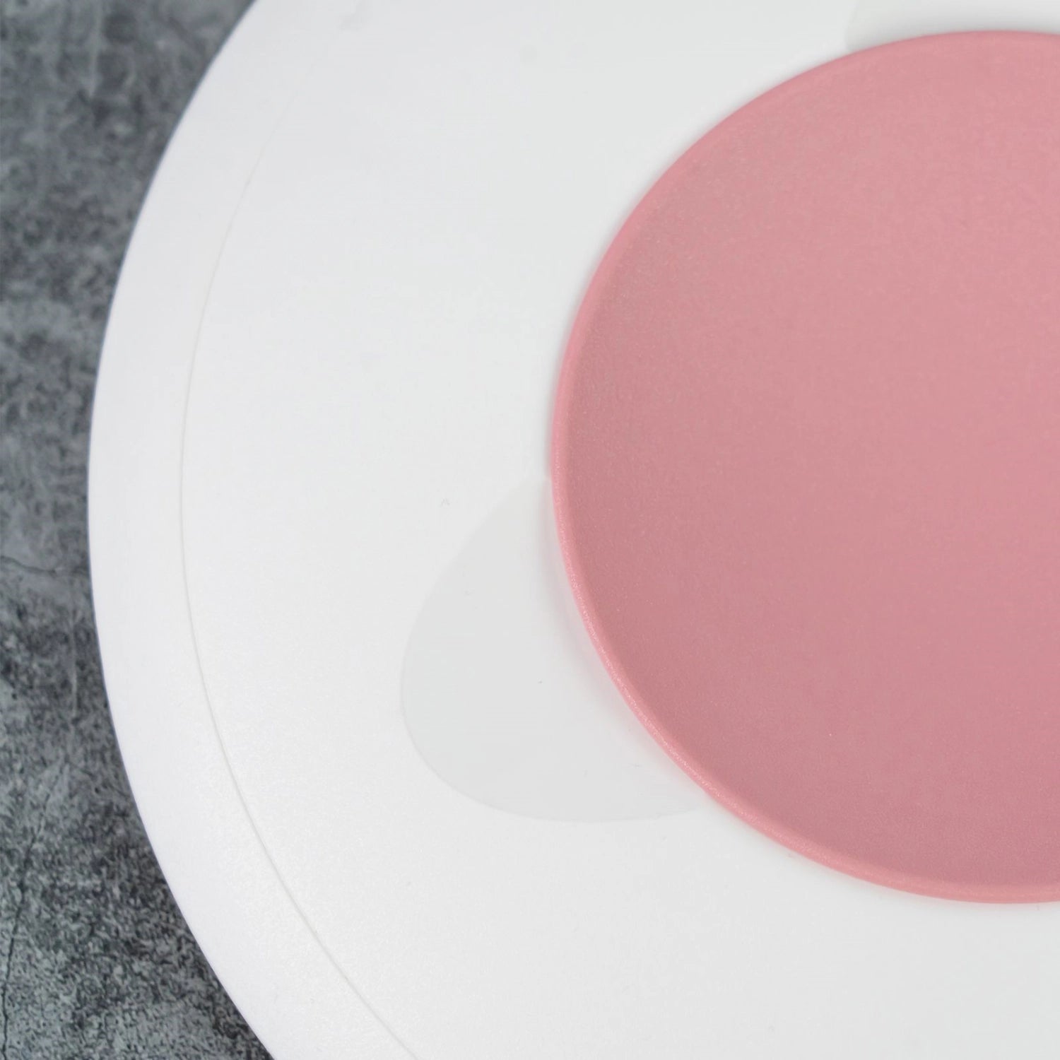 Elegante 2,5 l Rührschüssel in zartem Rosa mit praktischem Spritzschutz von Westmark, ideal für sauberes Rühren und Mixen.