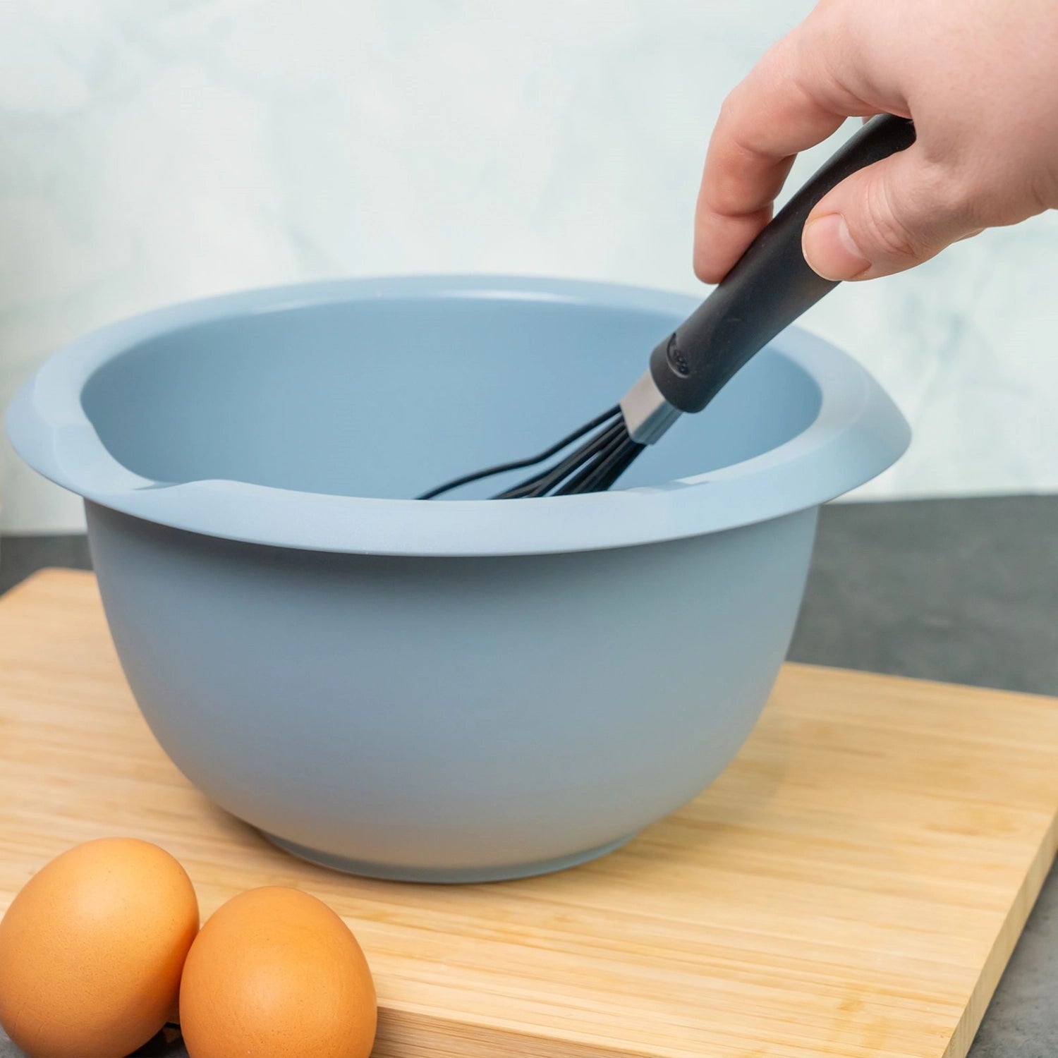 Praktische 3,5 l Rührschüssel in Blau von Westmark, ideal für die Zubereitung von Teigen und Mischungen in der Küche.