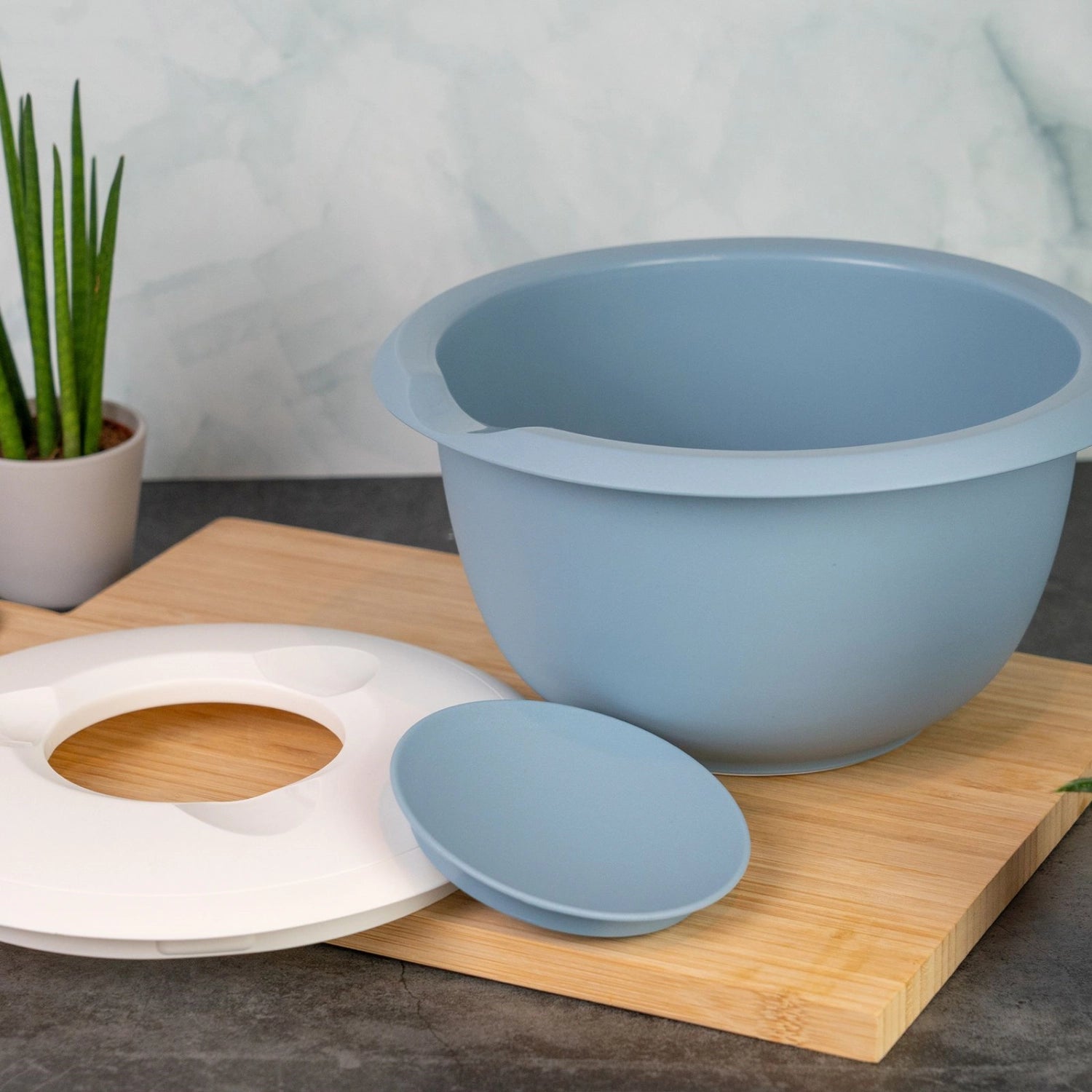 Funktionale Rührschüssel in stilvollem Blau mit 3,5 l Volumen und praktischem Spritzschutz, perfekt für müheloses Mixen und Zubereiten.