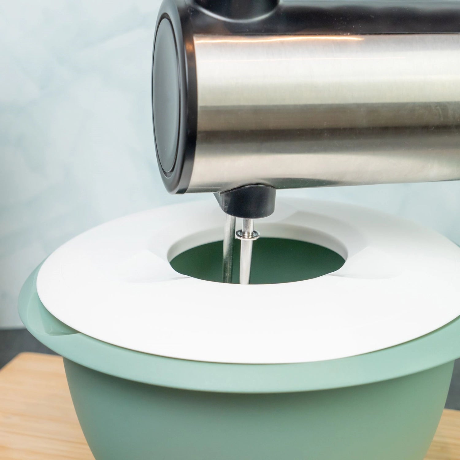 Stylische Rührschüssel in Mintgrün mit praktischem Spritzschutz, ideal für die Zubereitung von Speisen. 3,5 l Volumen von Westmark.