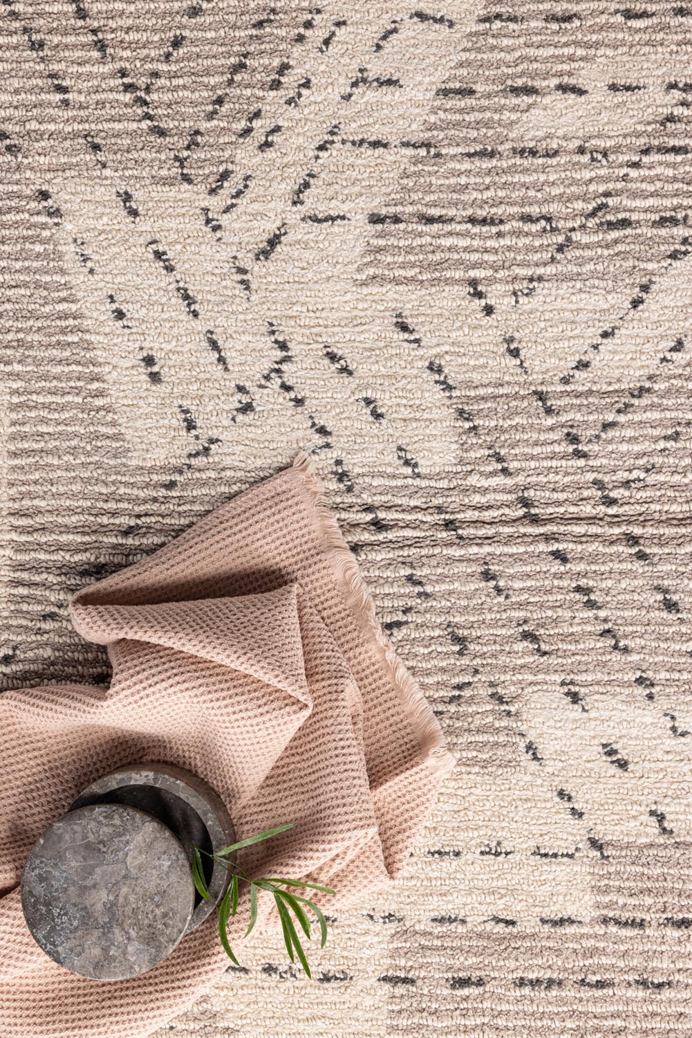 Lorentz Teppich in Greige präsentiert im Onlineshop von KAQTU Design AG. Teppich ist von Venture Home