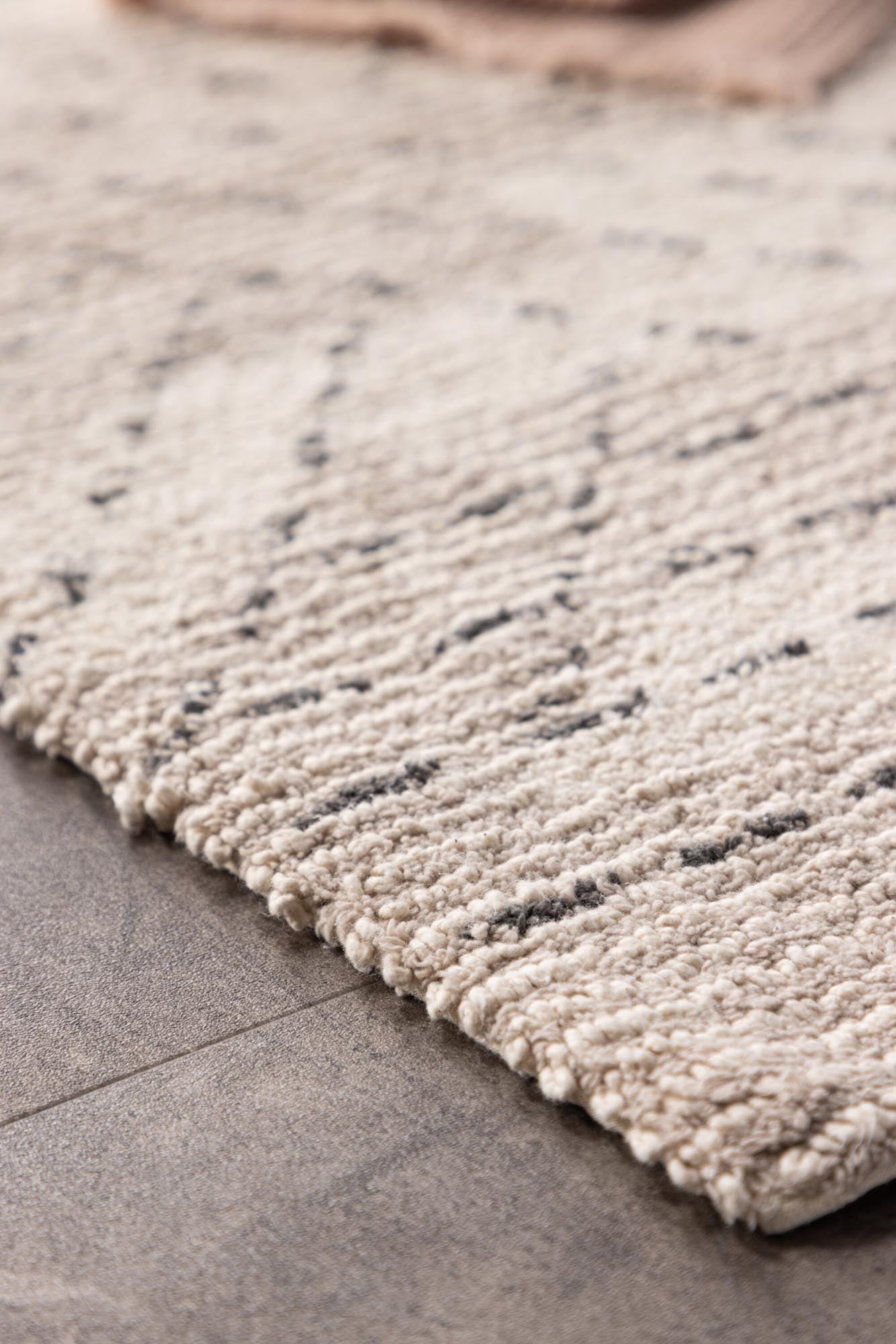 Entdecken Sie den eleganten Lorentz Teppich von Venture Home – die perfekte Kombination aus Komfort und Stil für Ihr Badezimmer.