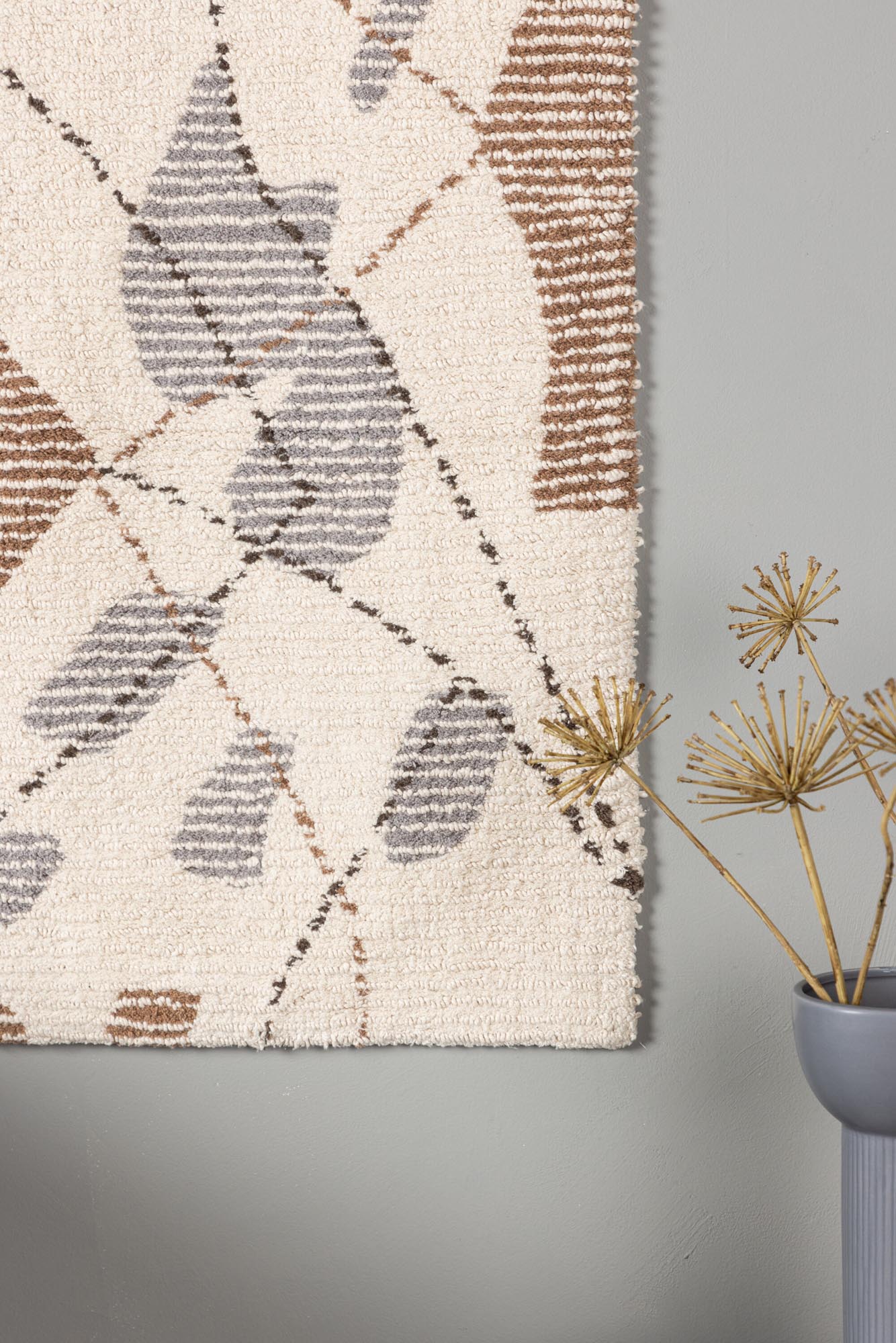 Entdecken Sie die Wandmatte Liam von Venture Home – eine elegante Baumwollmatte in harmonischen Farben, die Gemütlichkeit und Stil in Ihr Zuhause bringt.