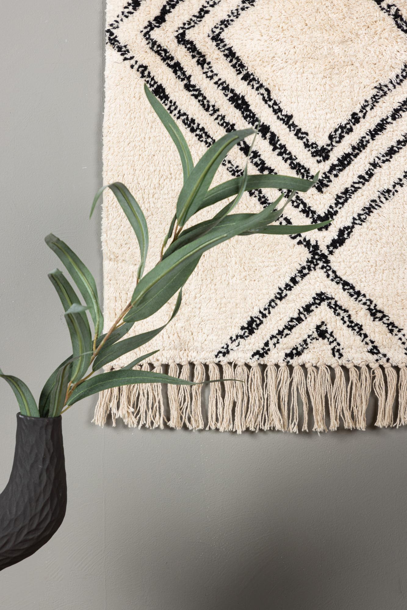 Elegante Lovis Wanddeko von Venture Home, 60x90 cm, aus hochwertiger Baumwolle. Perfekt für skandinavisches Design und einladende Räume.