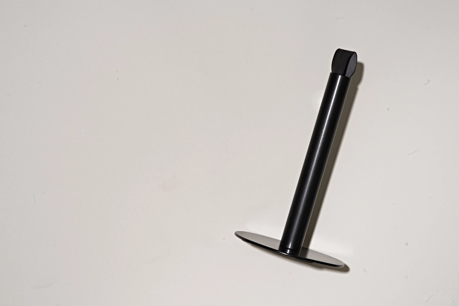 Moderner Küchenrollenhalter in Schwarz von Nordesign, ideal für die praktische und stilvolle Organisation von Küchenpapierrollen in jeder Küche.