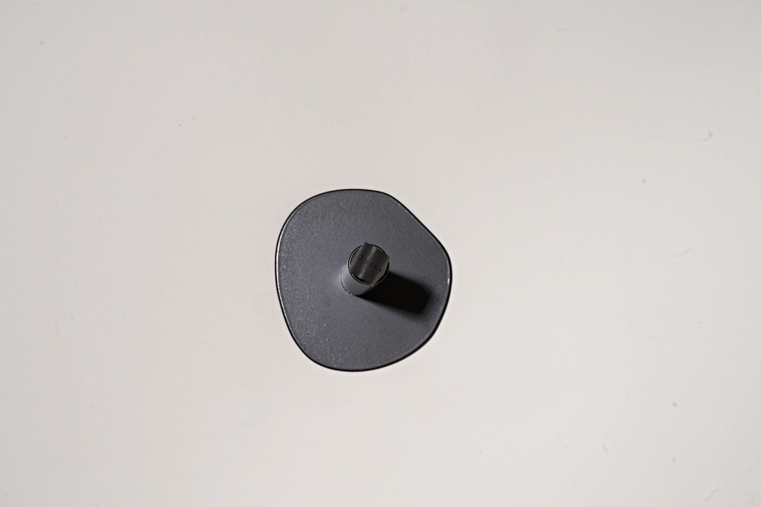 Eleganter Küchenrollenhalter in Schwarz von Nordesign, perfekt für die platzsparende und stilvolle Aufbewahrung von Küchenpapierrollen.