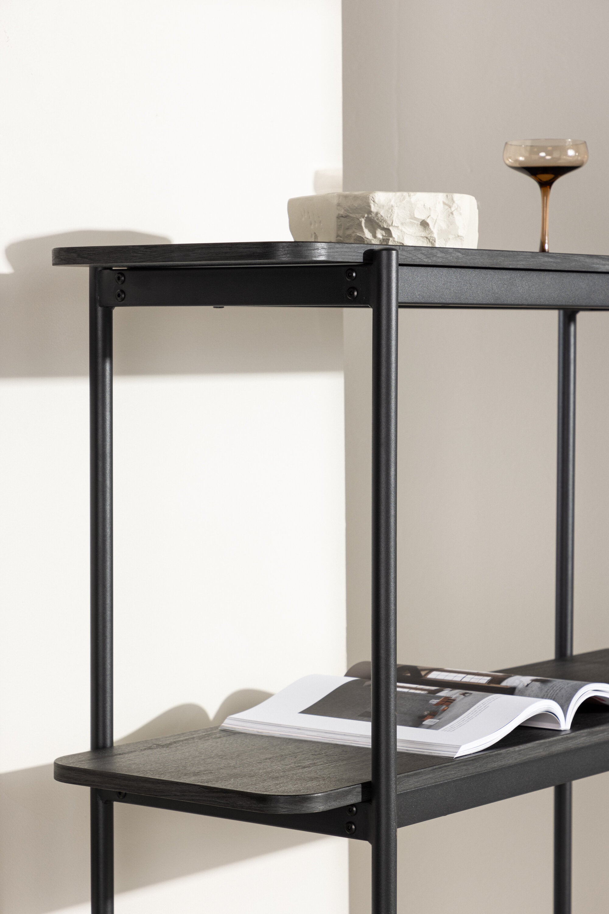 Heim Regal in Schwarz präsentiert im Onlineshop von KAQTU Design AG. Standregal ist von Vind