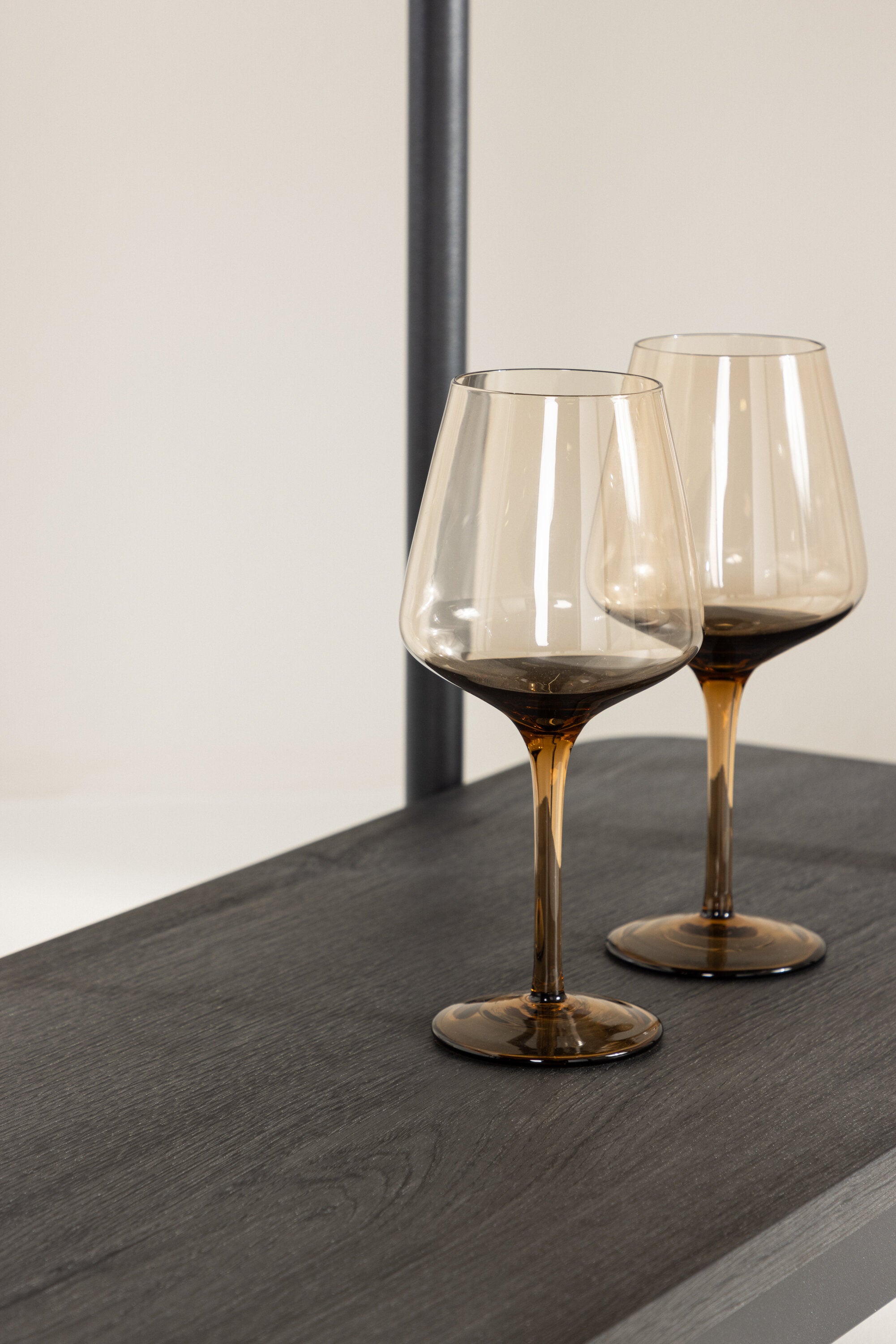 Heim Regal in Schwarz präsentiert im Onlineshop von KAQTU Design AG. Standregal ist von Vind