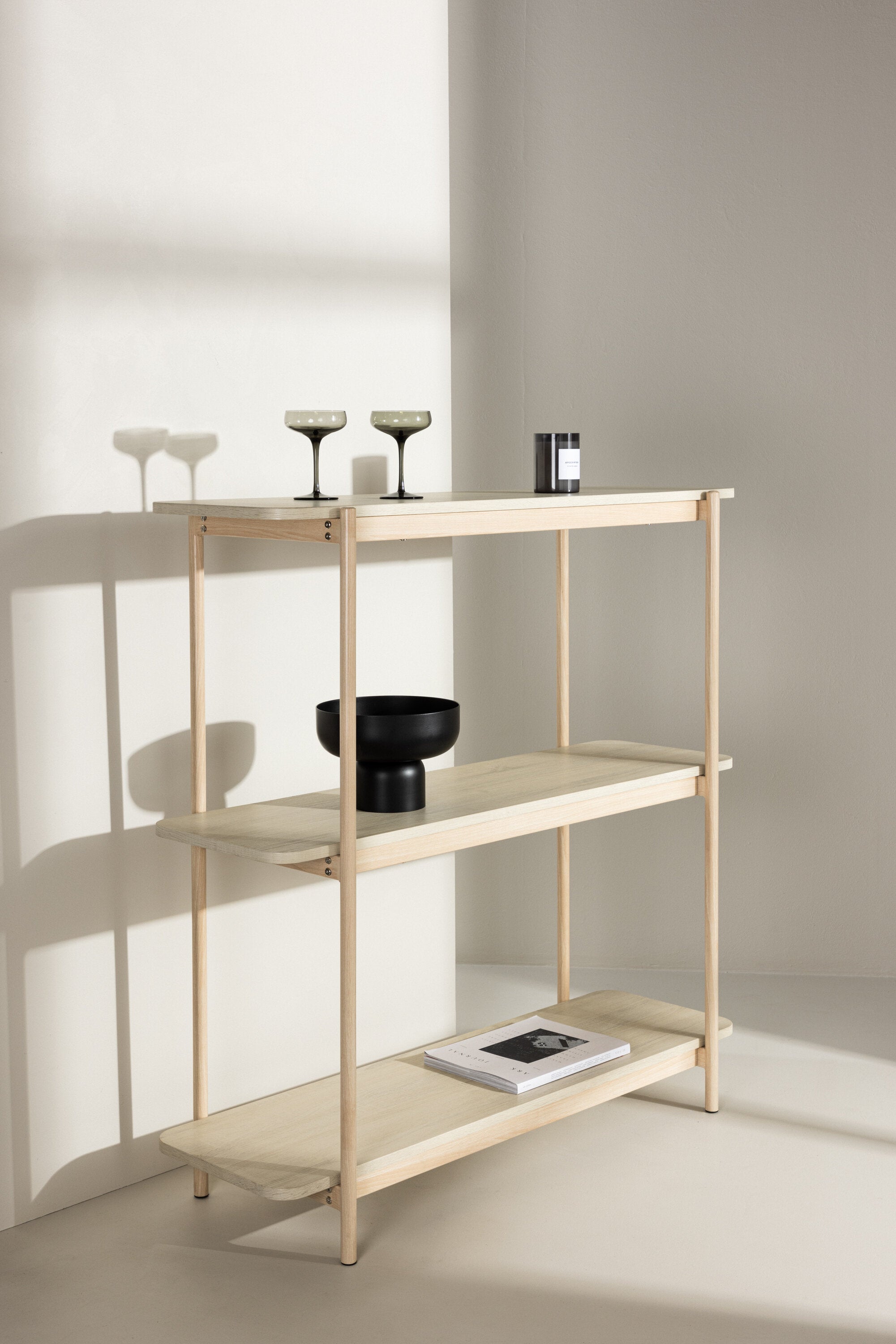 Heim Regal in Tünchen präsentiert im Onlineshop von KAQTU Design AG. Standregal ist von Vind