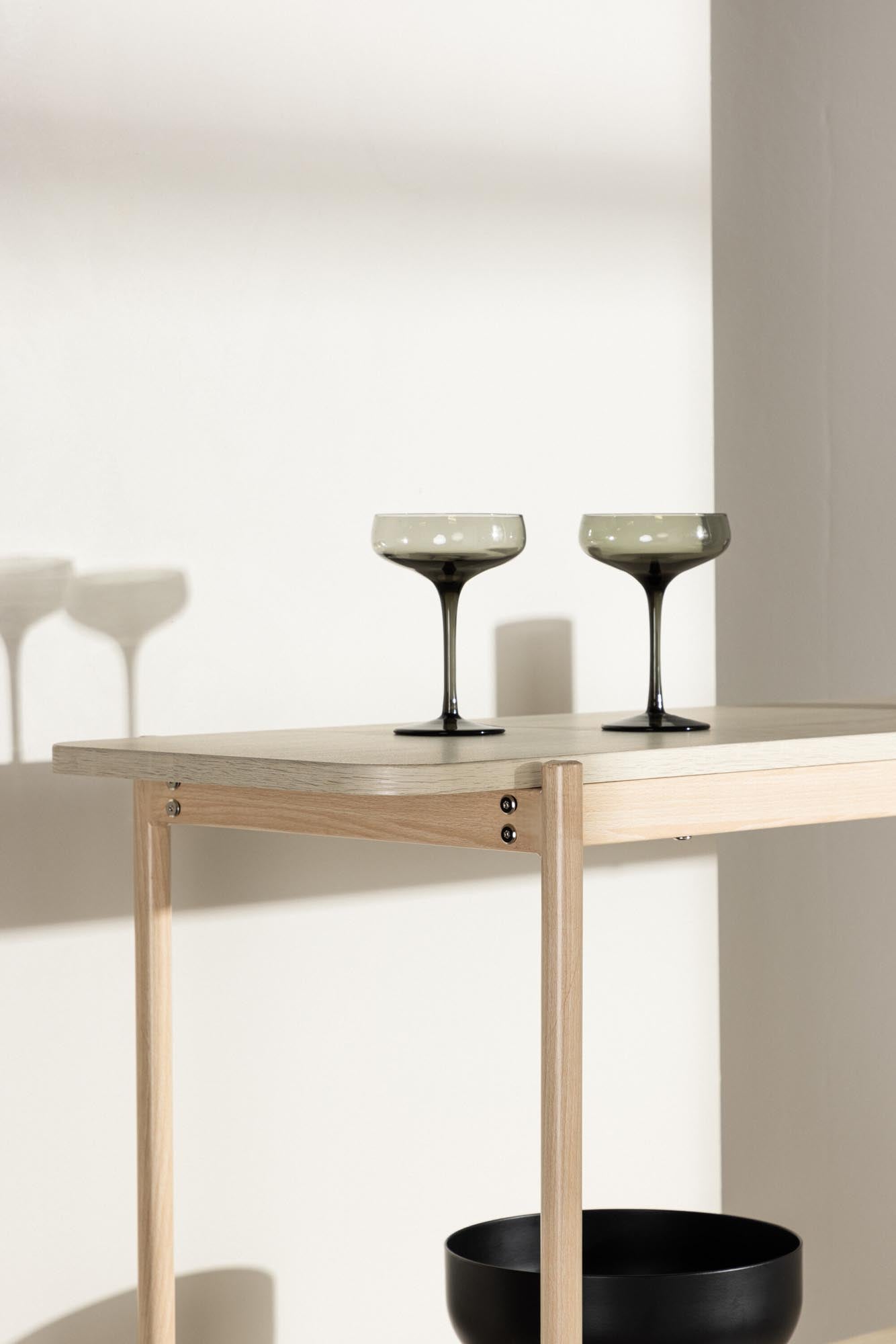 Entdecken Sie das Heim Regal von Vind: Ein elegantes Standregal aus langlebigem MDF und modernem Stahlrahmen, ideal für stilvolle Wohnräume.