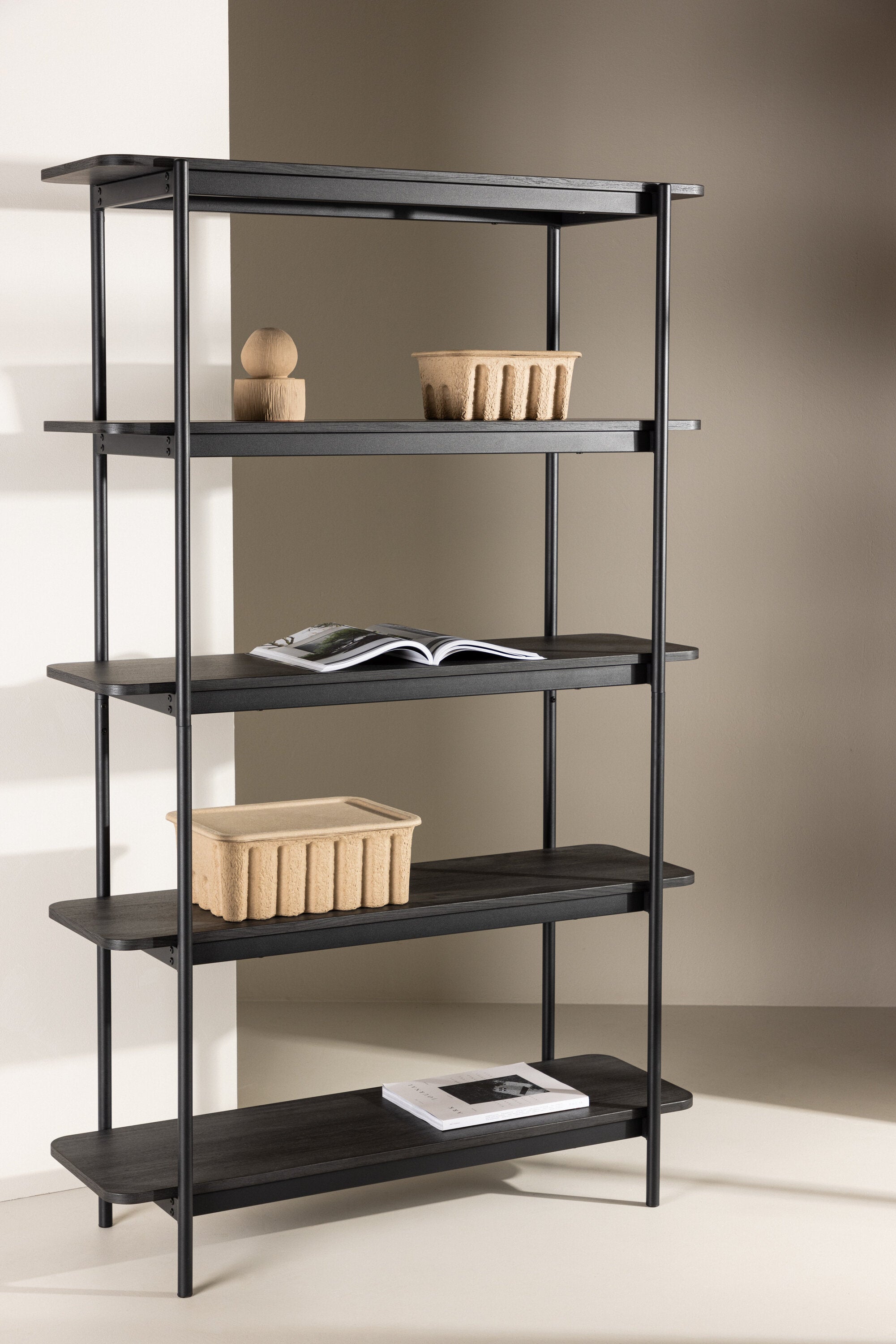 Heim Regal in Schwarz präsentiert im Onlineshop von KAQTU Design AG. Standregal ist von Vind