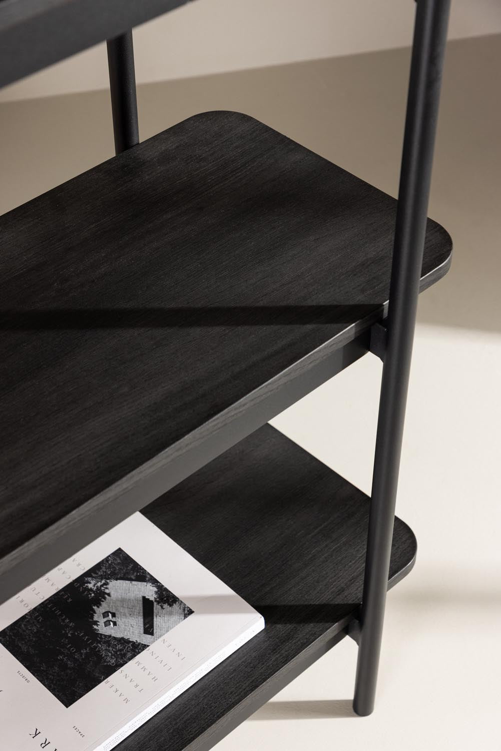 Heim Regal in Schwarz präsentiert im Onlineshop von KAQTU Design AG. Standregal ist von Vind