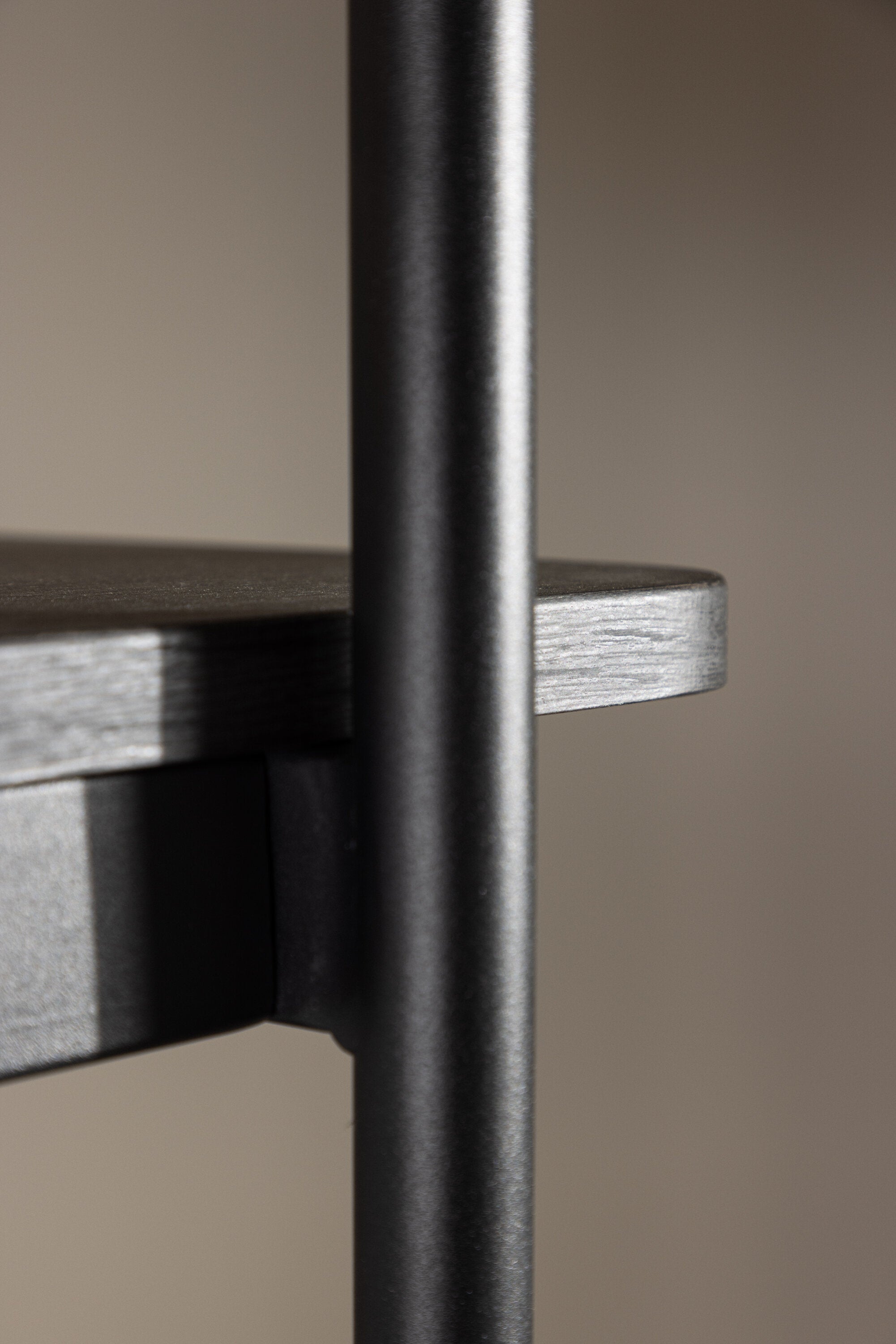 Heim Regal in Schwarz präsentiert im Onlineshop von KAQTU Design AG. Standregal ist von Vind