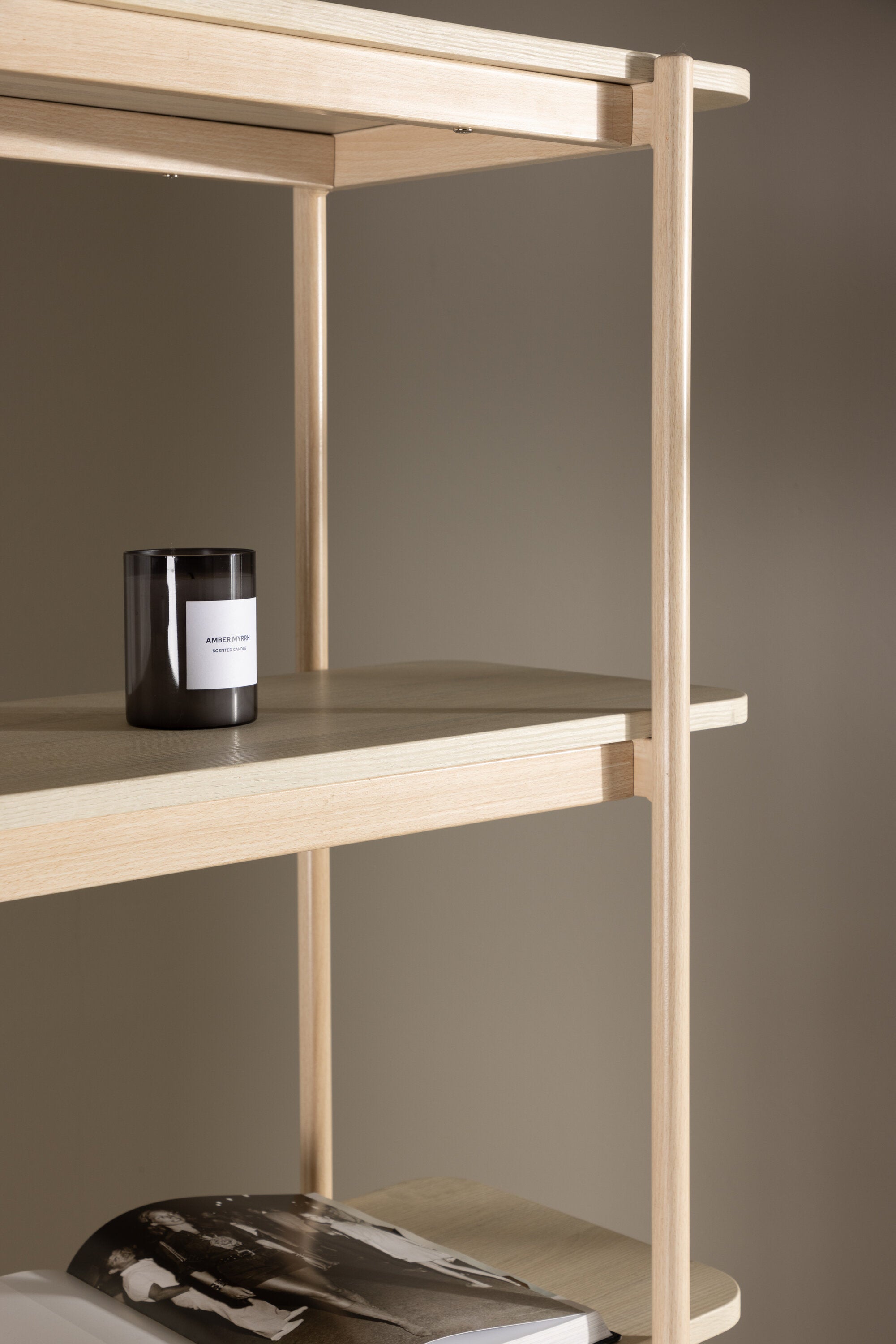Heim Regal in Tünchen präsentiert im Onlineshop von KAQTU Design AG. Standregal ist von Vind