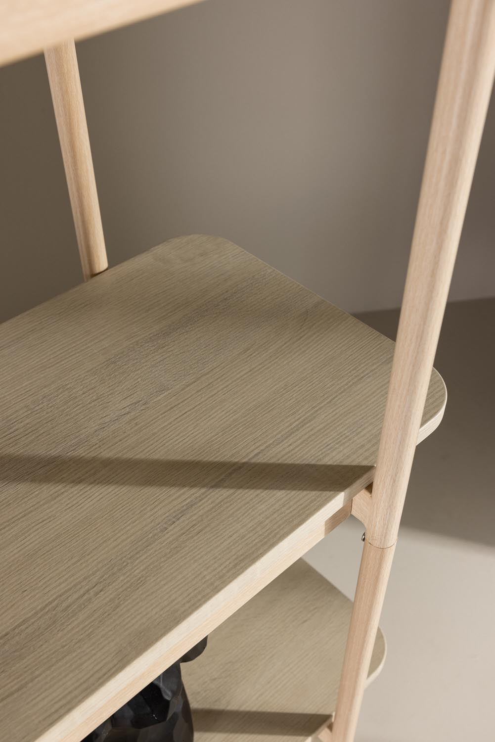 Heim Regal in Tünchen präsentiert im Onlineshop von KAQTU Design AG. Standregal ist von Vind