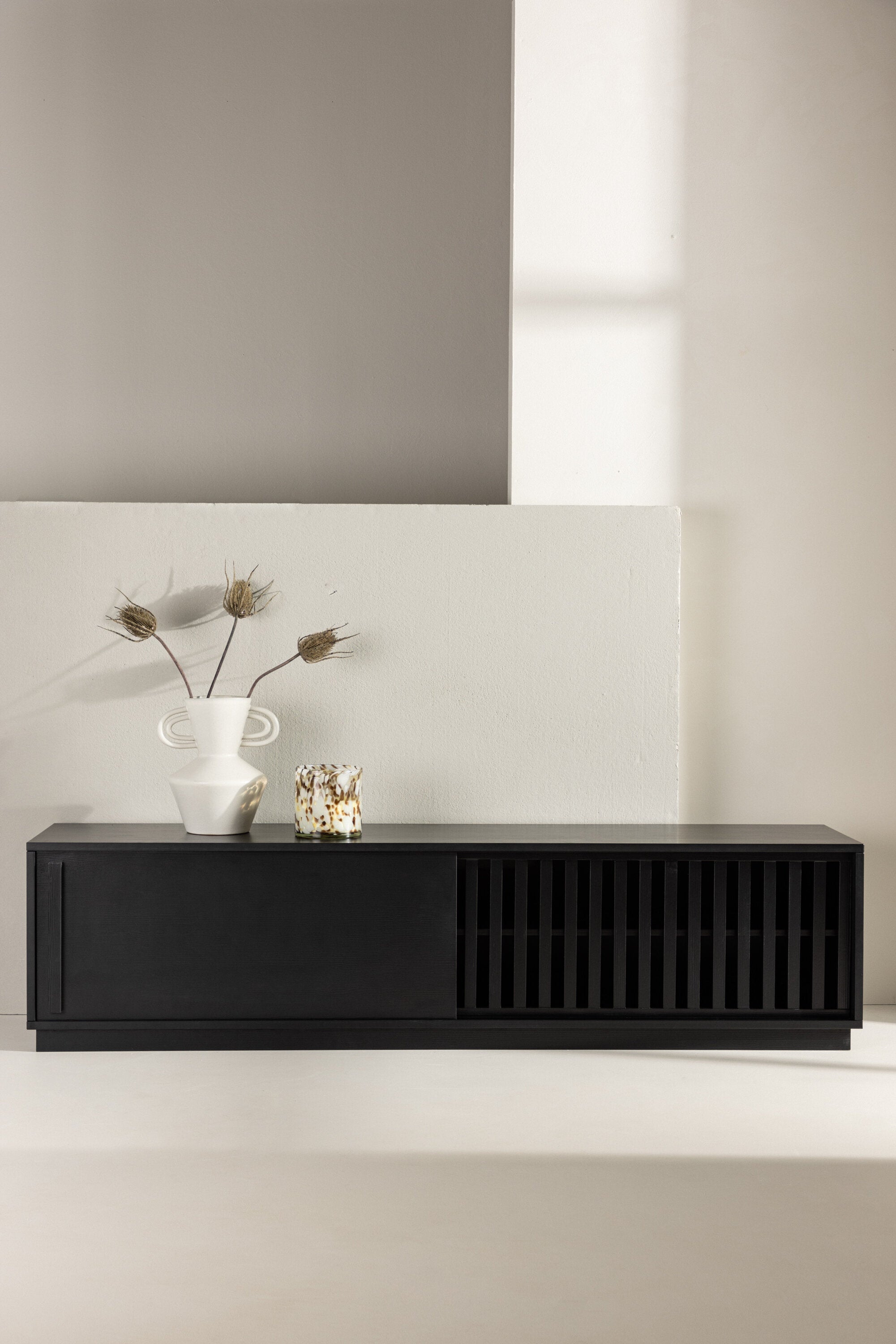 Lugo TV Sideboard in Schwarz präsentiert im Onlineshop von KAQTU Design AG. TV-Möbel ist von Venture Home