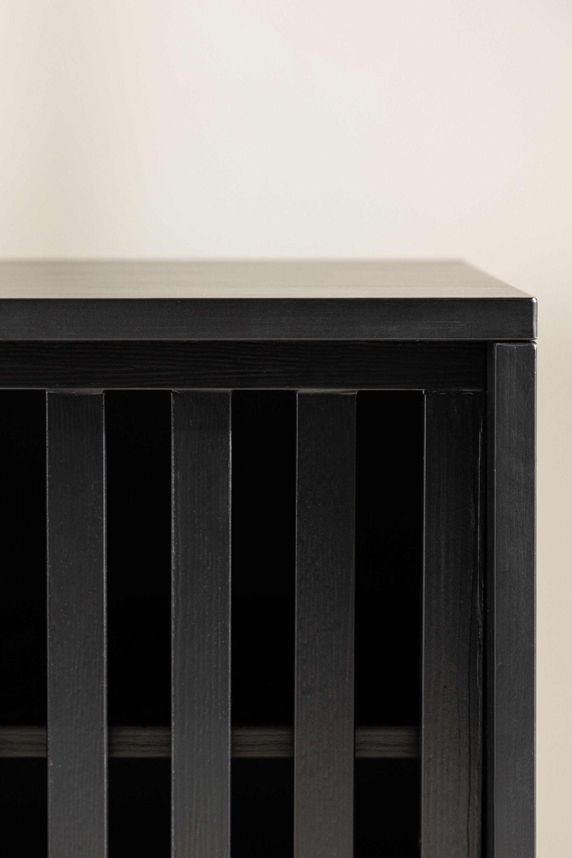 Lugo TV Sideboard in Schwarz präsentiert im Onlineshop von KAQTU Design AG. TV-Möbel ist von Venture Home