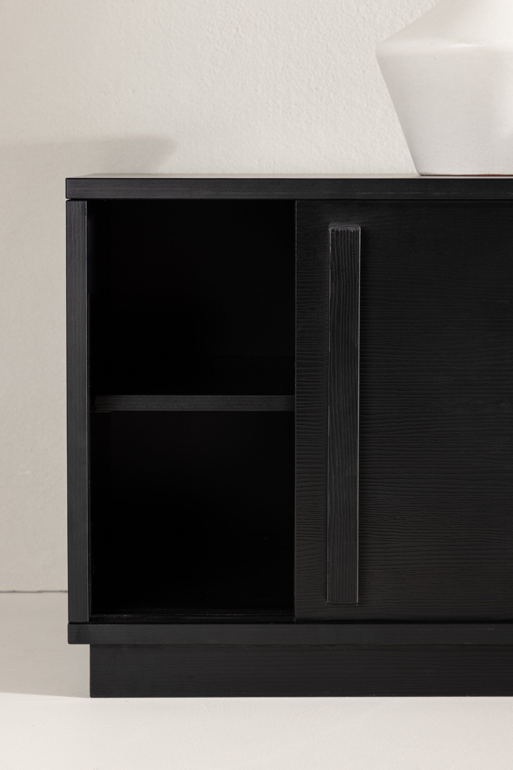 Lugo TV Sideboard in Schwarz präsentiert im Onlineshop von KAQTU Design AG. TV-Möbel ist von Venture Home