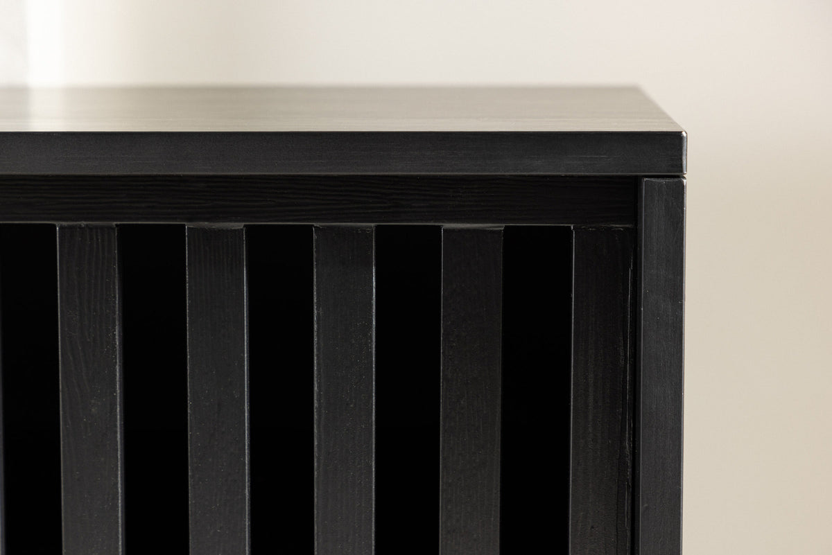 Lugo TV Sideboard in Schwarz präsentiert im Onlineshop von KAQTU Design AG. TV-Möbel ist von Venture Home