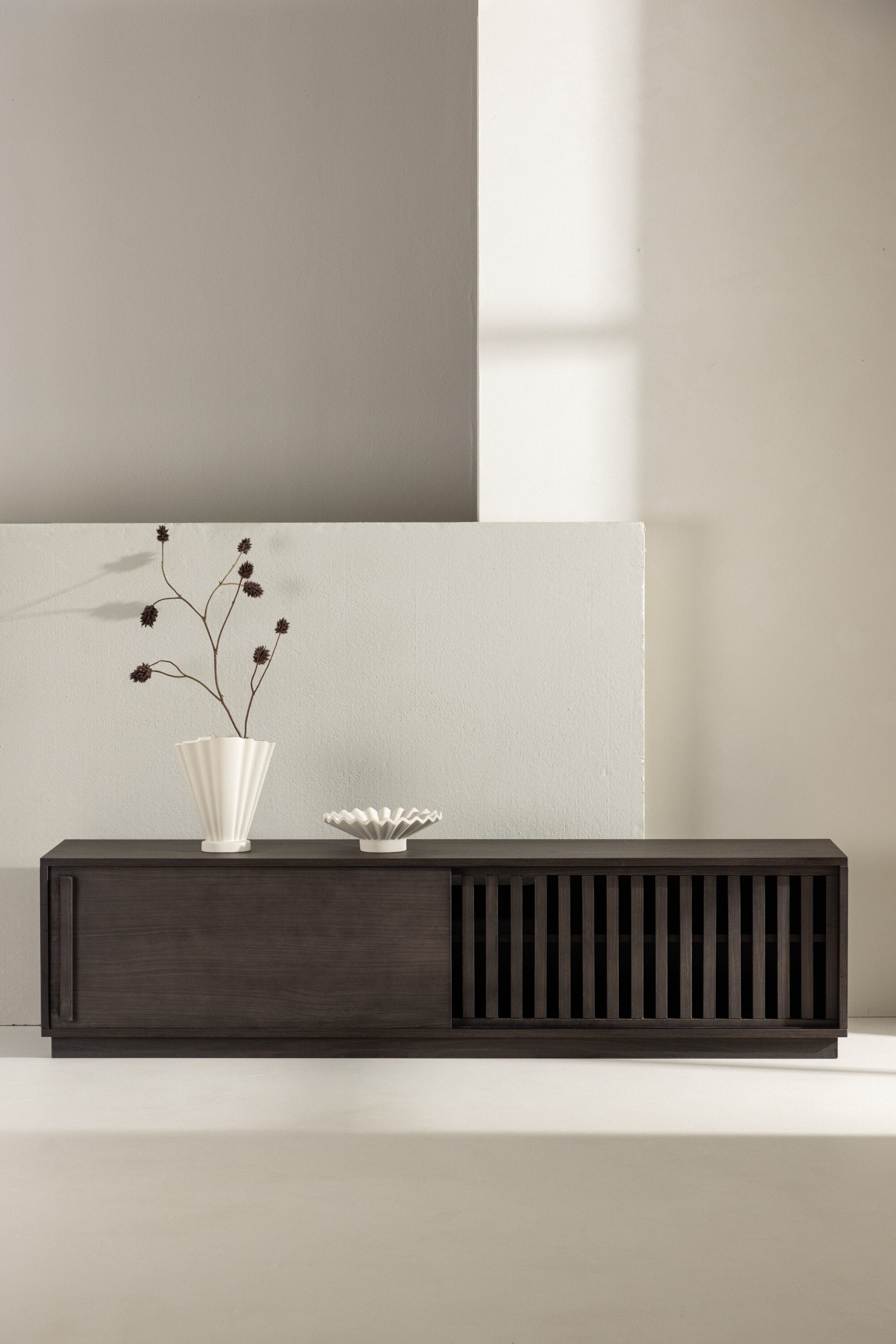 Lugo TV Sideboard in Mokka präsentiert im Onlineshop von KAQTU Design AG. TV-Möbel ist von Venture Home