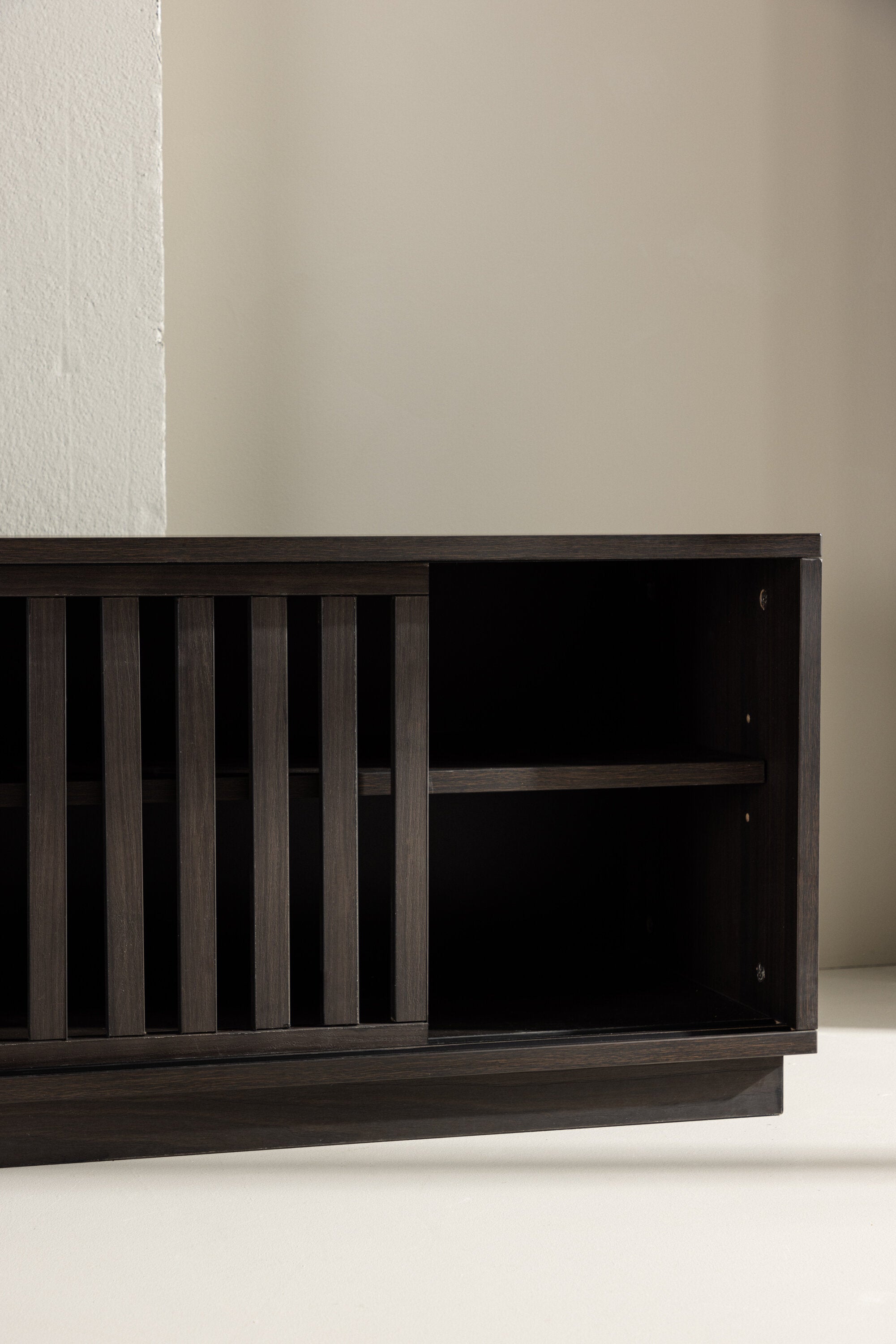 Lugo TV Sideboard in Mokka präsentiert im Onlineshop von KAQTU Design AG. TV-Möbel ist von Venture Home