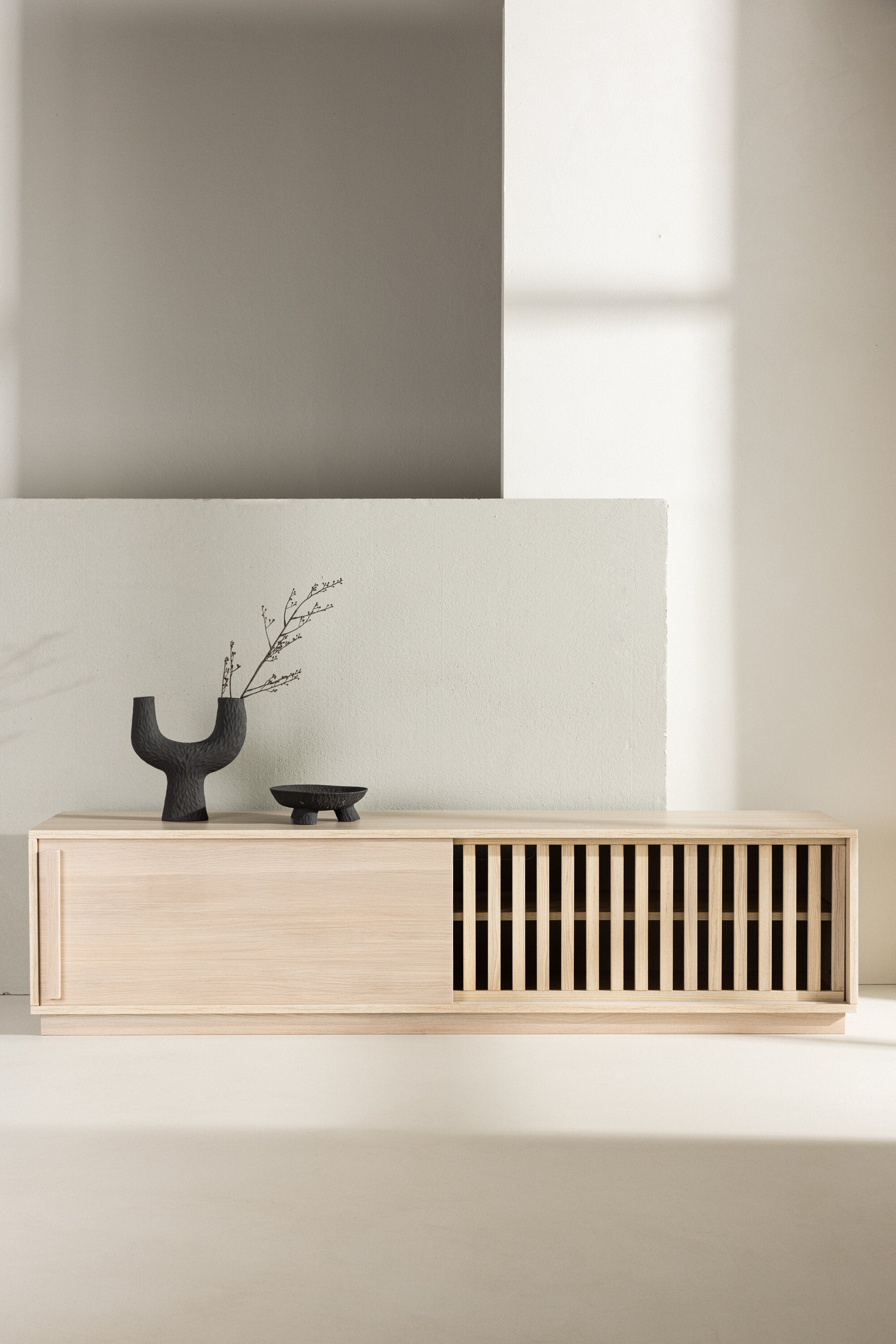 Lugo TV Sideboard in Tünchen präsentiert im Onlineshop von KAQTU Design AG. TV-Möbel ist von Venture Home