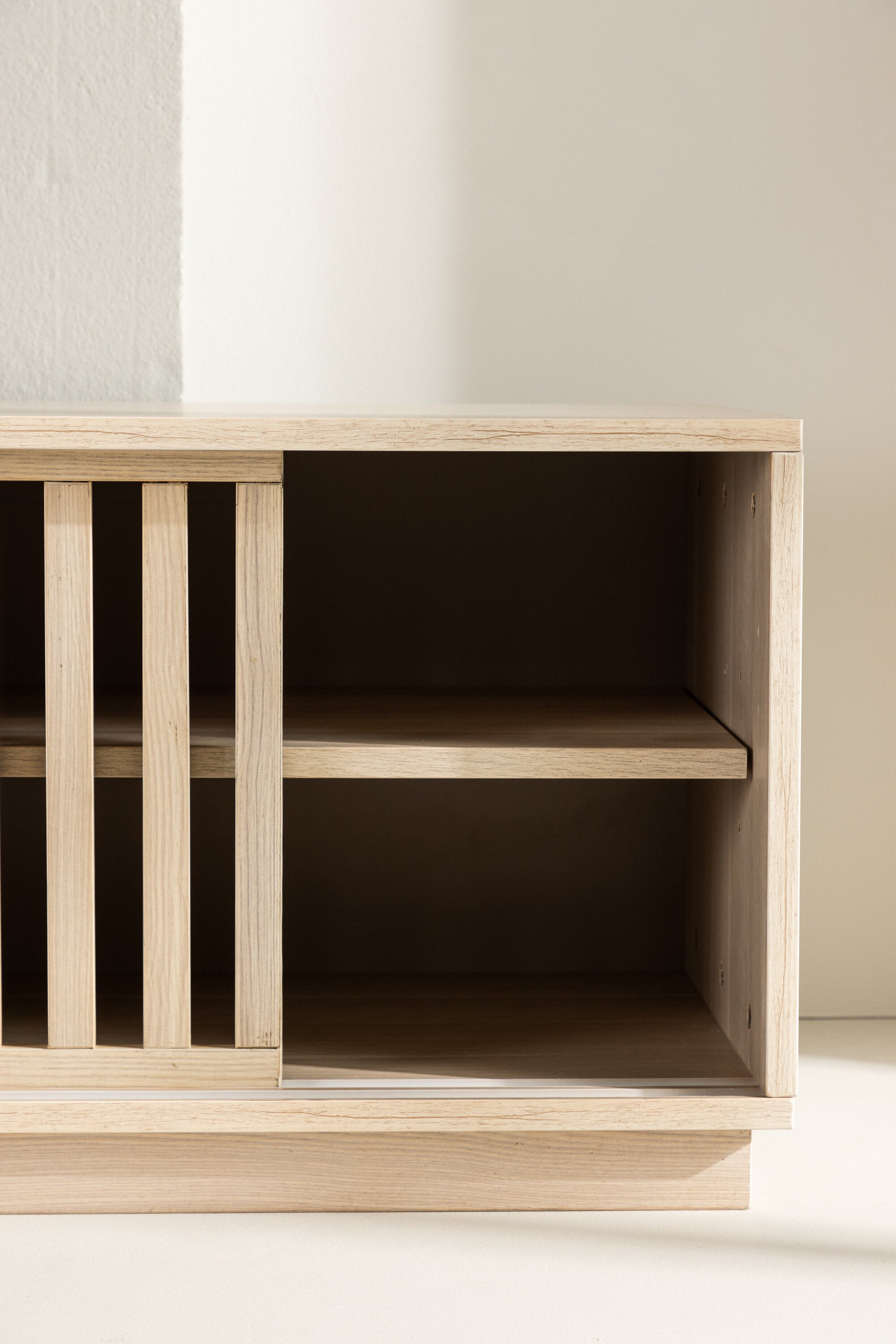 Lugo TV Sideboard in Tünchen präsentiert im Onlineshop von KAQTU Design AG. TV-Möbel ist von Venture Home