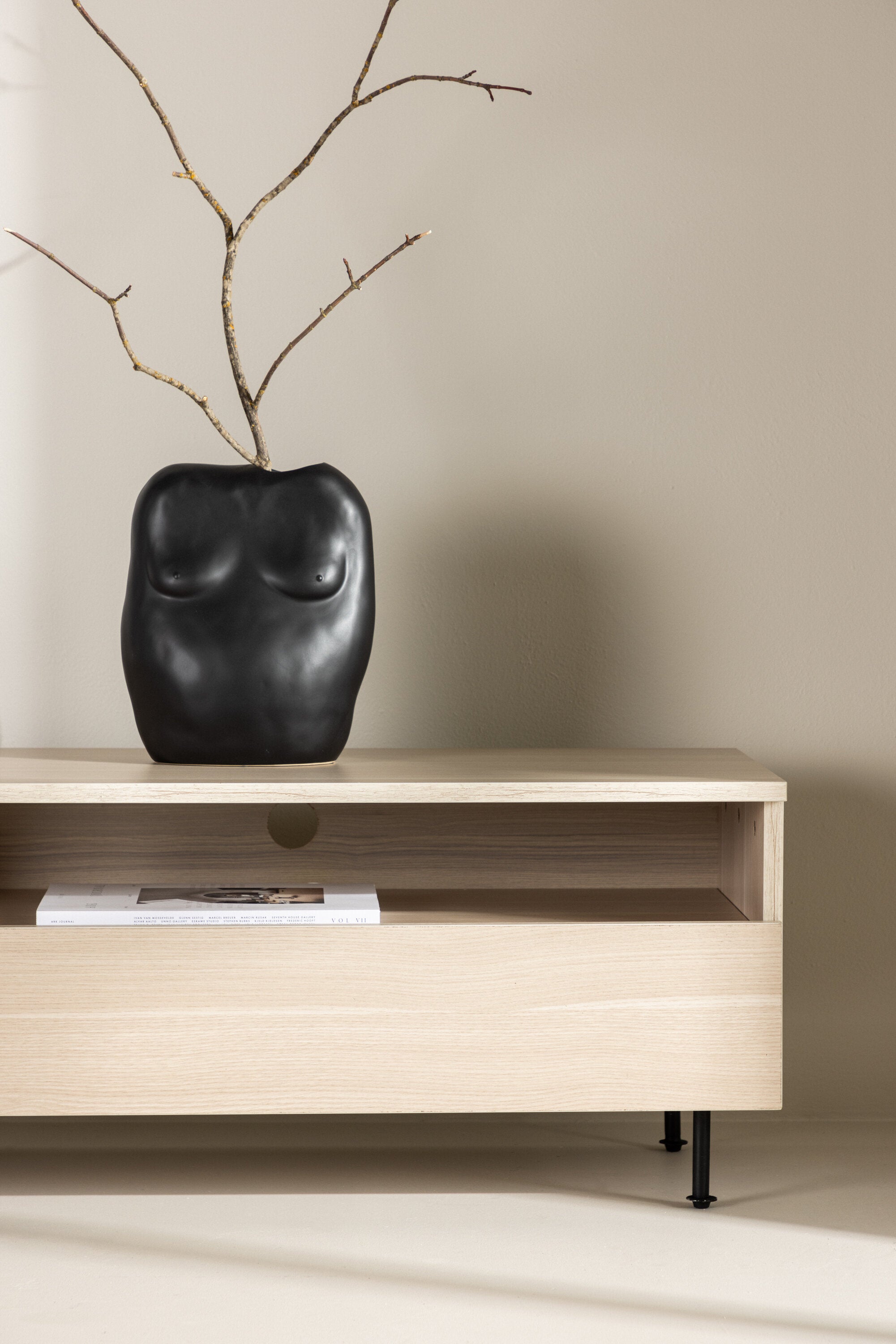 Navarra TV Sideboard in Schwarz/ Weisswäsche präsentiert im Onlineshop von KAQTU Design AG. TV-Möbel ist von Venture Home