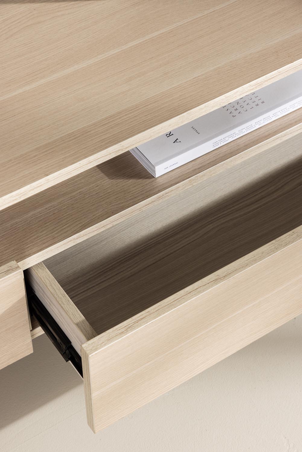 Navarra TV Sideboard in Schwarz/ Weisswäsche präsentiert im Onlineshop von KAQTU Design AG. TV-Möbel ist von Venture Home
