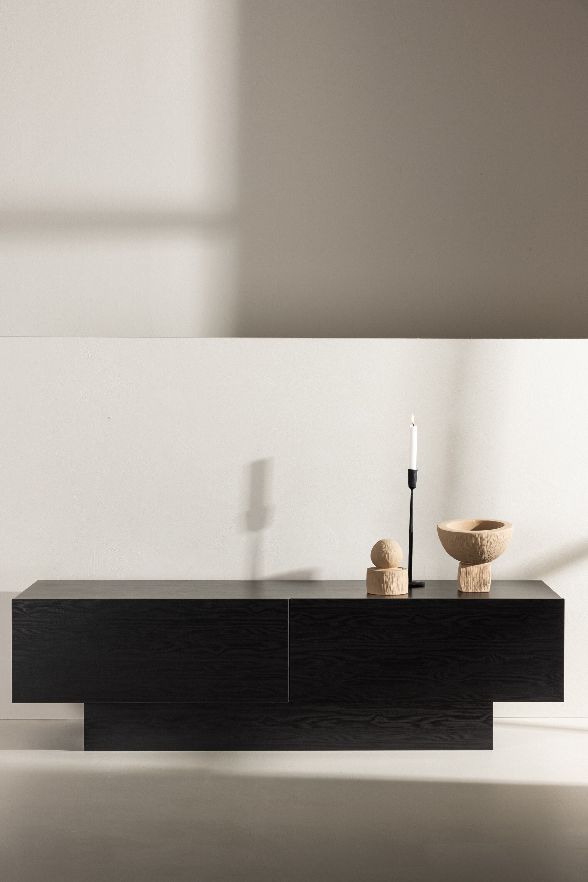 Cuenca TV Sideboard in Schwarz präsentiert im Onlineshop von KAQTU Design AG. TV-Möbel ist von Venture Home