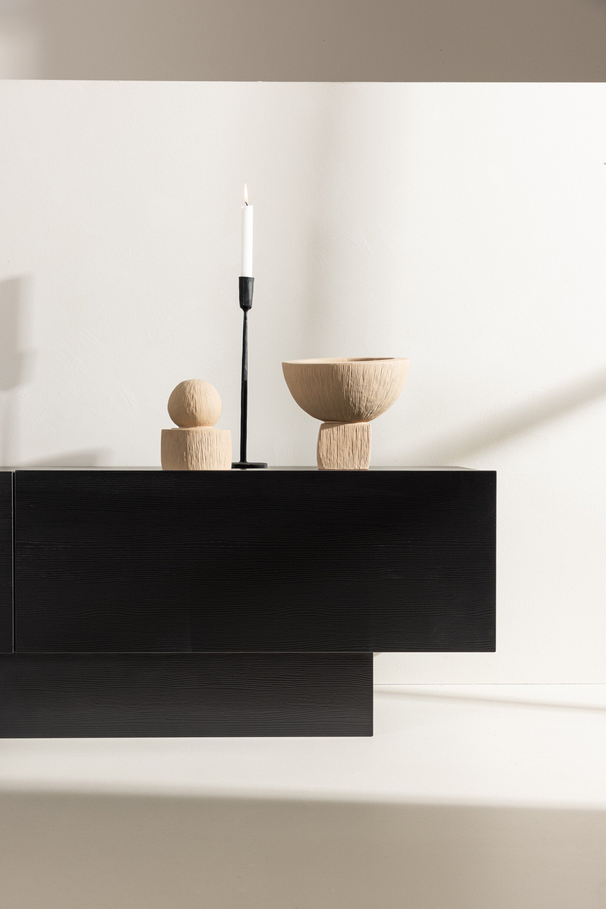 Cuenca TV Sideboard in Schwarz präsentiert im Onlineshop von KAQTU Design AG. TV-Möbel ist von Venture Home