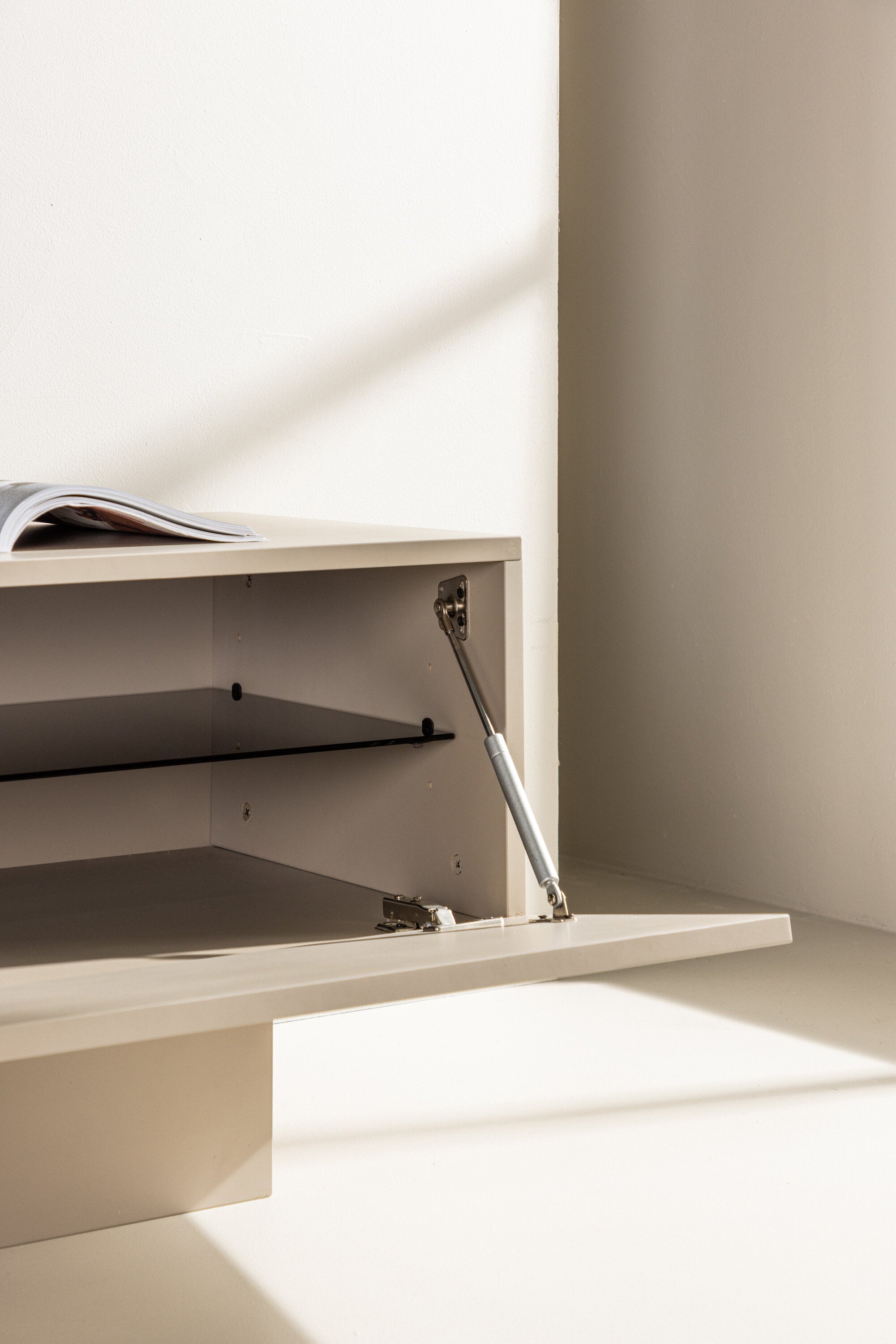 Cuenca TV Sideboard in Beige präsentiert im Onlineshop von KAQTU Design AG. TV-Möbel ist von Venture Home