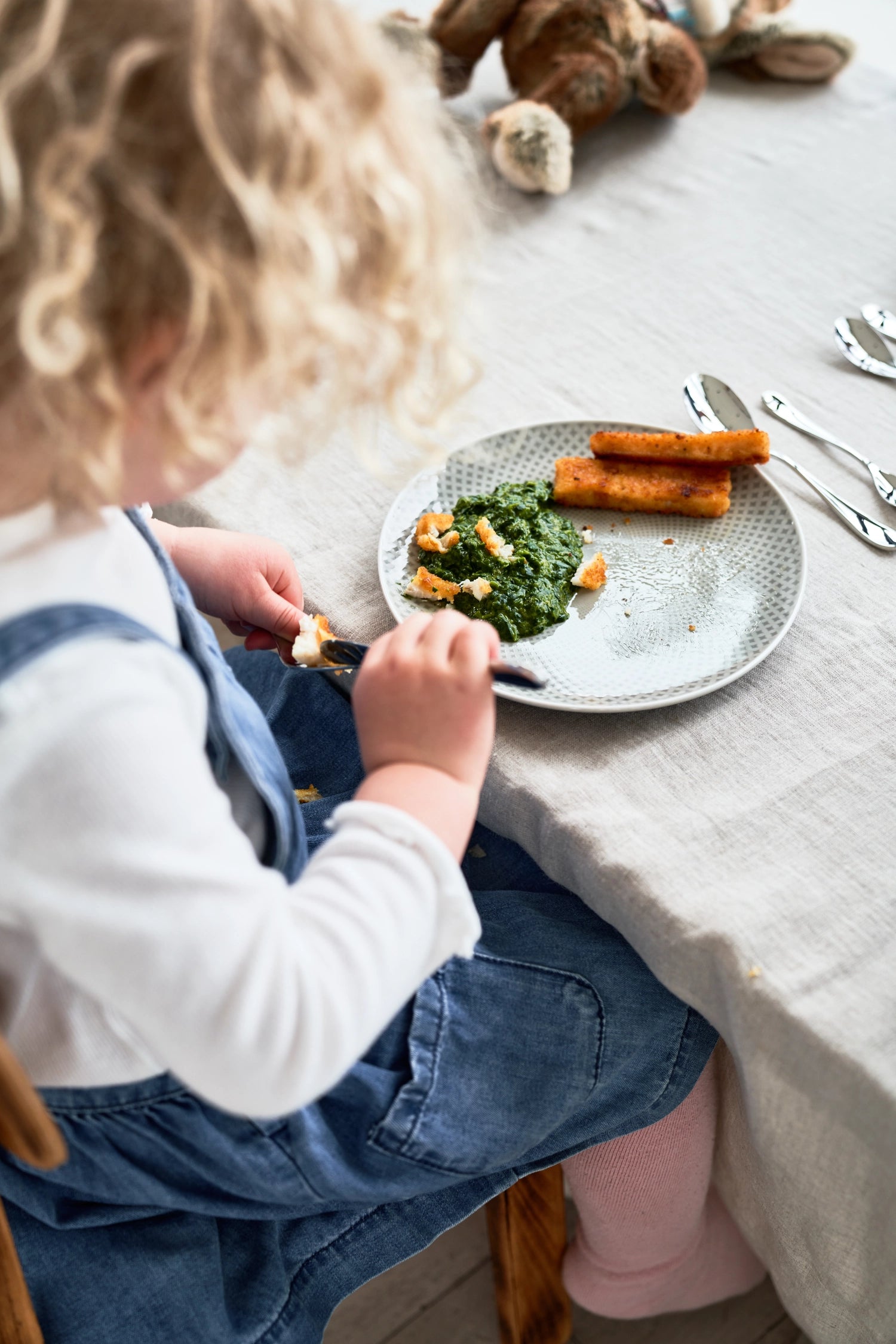 Buntes 4-teiliges Kinderbesteck Filou von Zwilling, perfekt für kleine Hände, um das Essen mit Freude und Leichtigkeit zu entdecken.