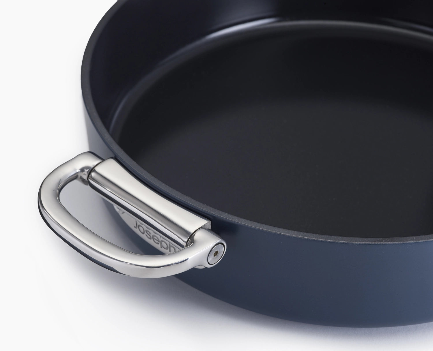 Praktische 28 cm Bratpfanne von Joseph Joseph mit einem cleveren klappbaren Griff, ideal für platzsparende Lagerung und vielseitiges Kochen.
