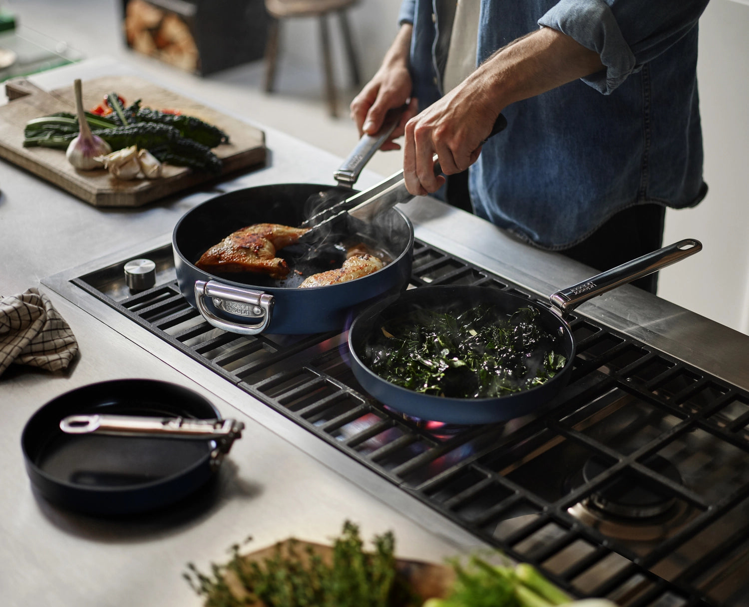 Joseph Joseph Space Bratpfanne mit klappbarem Griff, 30 cm Durchmesser, ideal für platzsparendes Kochen und modernes Küchendesign.